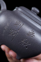 紫砂界彩刻山水标杆·李峰臻品《传炉壶》礼藏双绝 传世重器！  ——原矿优质天清泥·300cc