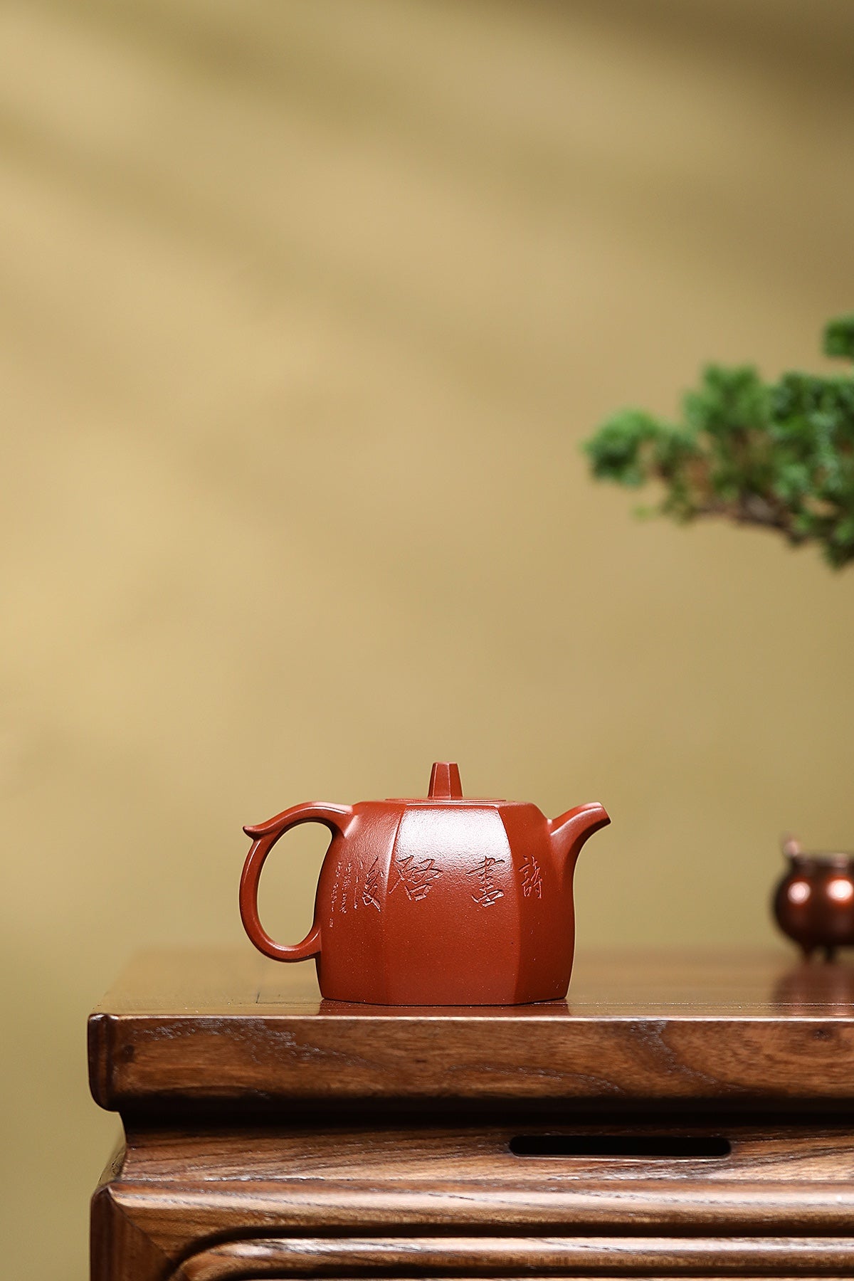 李峰大师·紫砂界彩刻山水标杆臻品《六方井栏壶》礼藏双绝 传世重器！  ——原矿优质底槽清·150cc