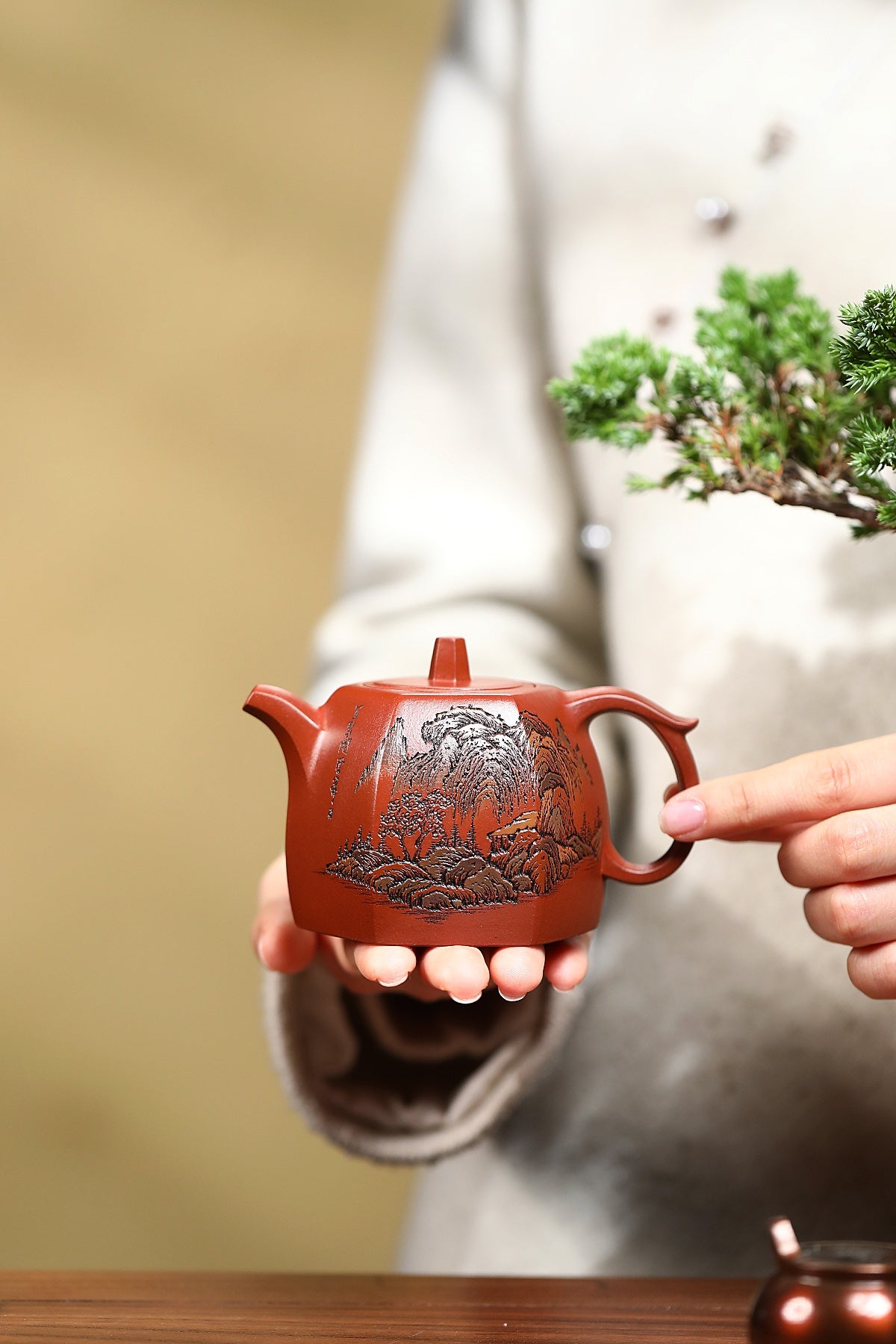 李峰大师·紫砂界彩刻山水标杆臻品《六方井栏壶》礼藏双绝 传世重器！  ——原矿优质底槽清·150cc