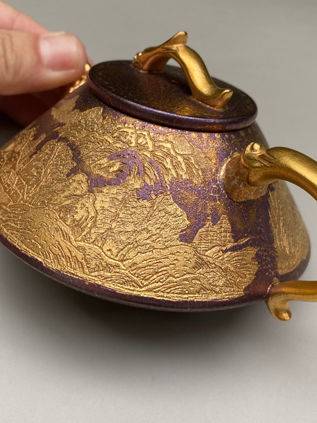 紫砂特色黄金紫晶贝壳烧【卧龙观山壶】与众不同的藏品！  ——原矿优质老紫泥·180cc ——著名紫砂艺术家·唐献超