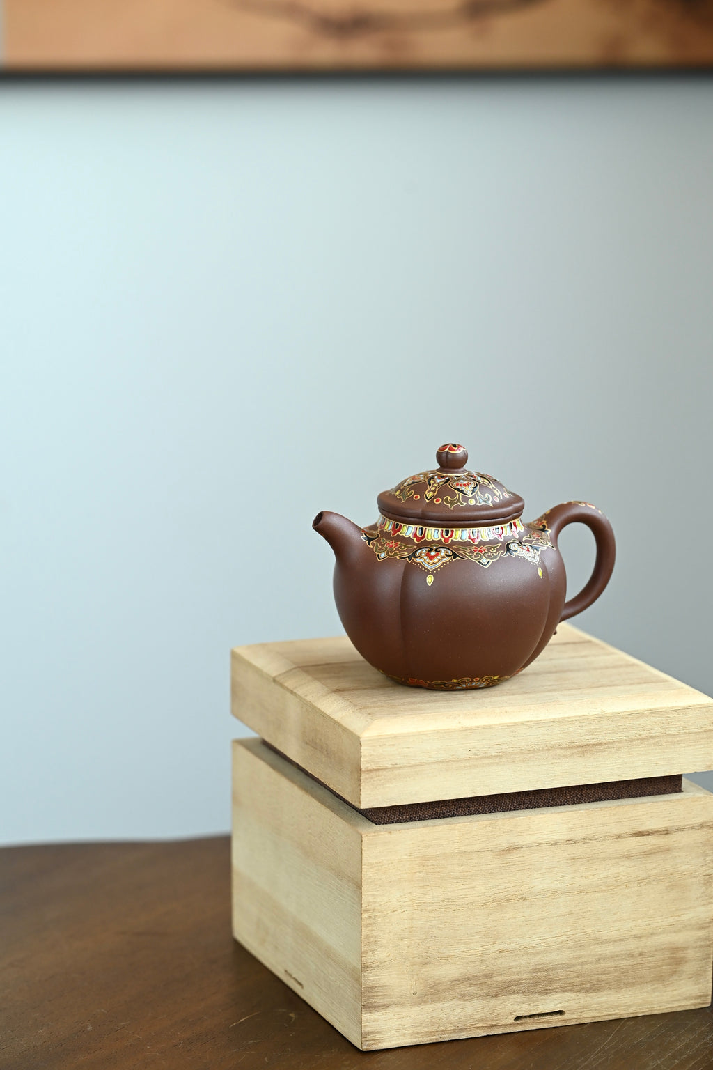 古莲子·全手工/容量230cc/紫泥珐琅彩 以筋纹制莲子，经典款新作，壶身丰满俊美‬，凹凸有致，上下协调