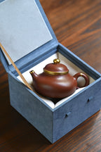 容天·全手工 /容量200cc/紫泥包金 壶身饱满圆容，恰如人的内心，大肚能容常人难容之事
