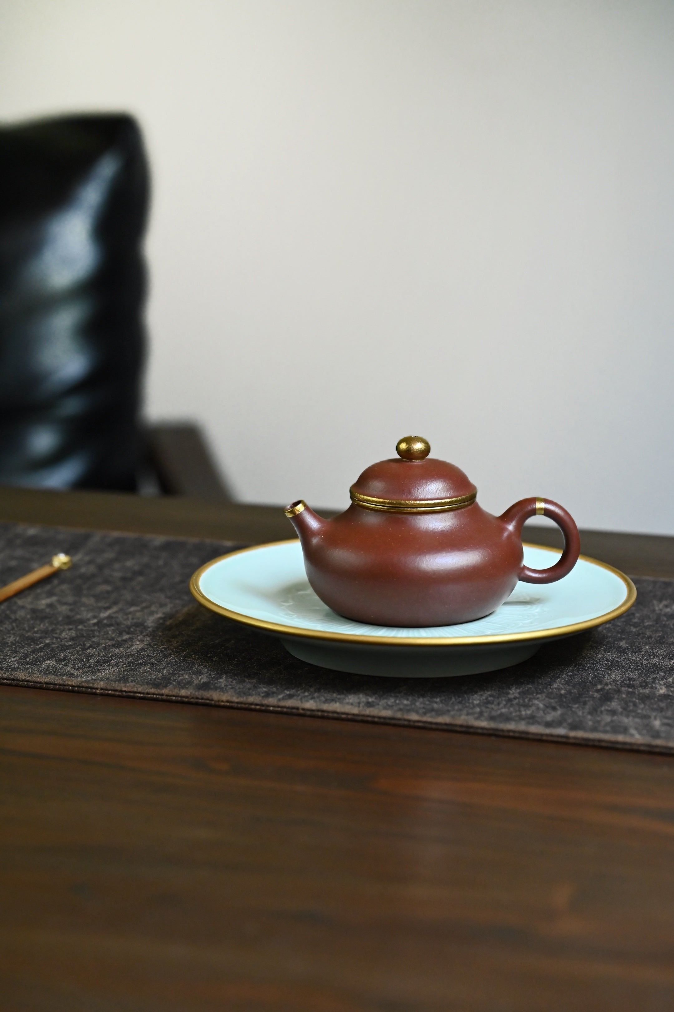 容天·全手工 /容量200cc/紫泥包金 壶身饱满圆容，恰如人的内心，大肚能容常人难容之事