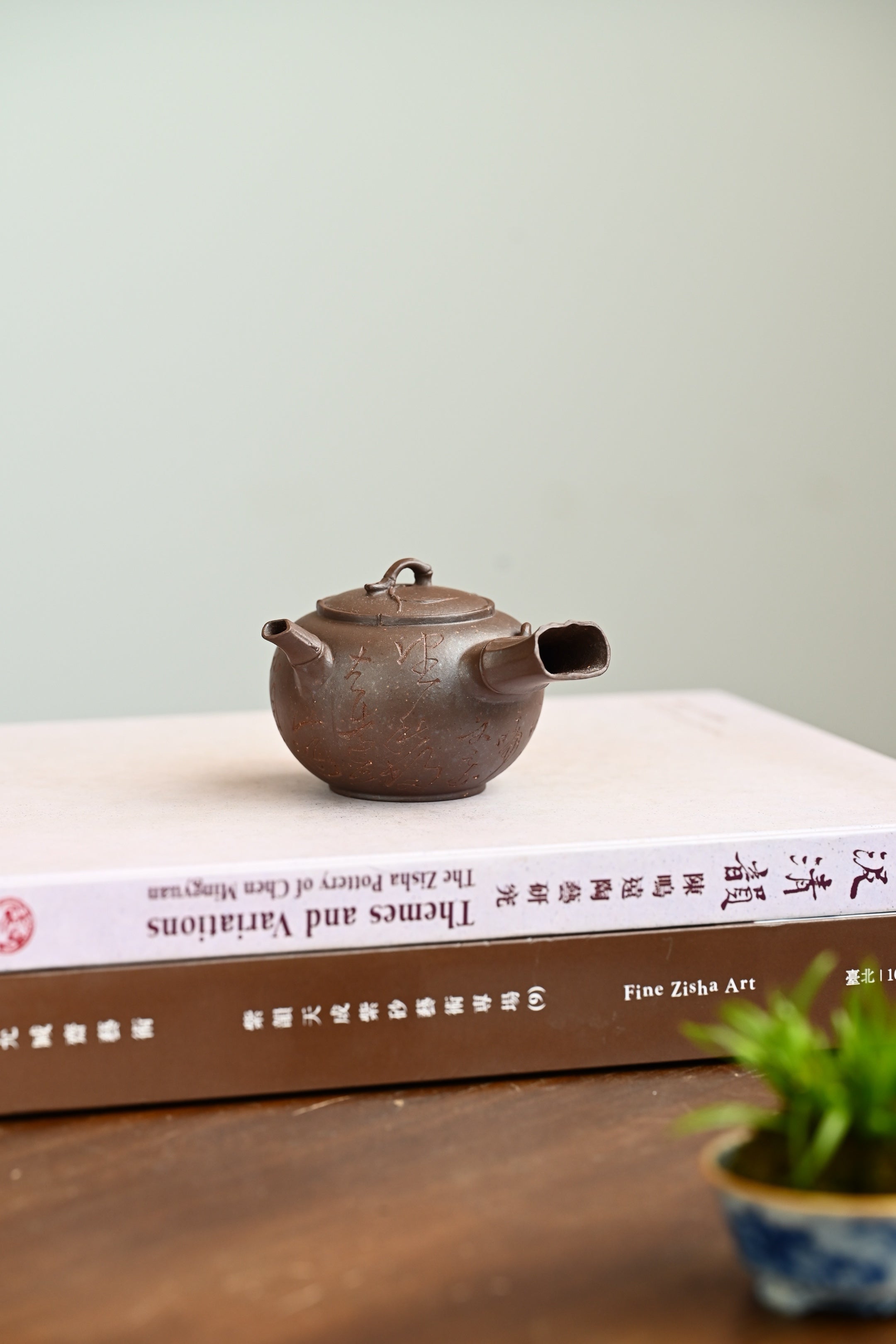 侧把竹韵·全手工/容量120cc/紫泥柴烧 此壶通体古朴雅致，钮、流、把均由竹节竹段而成