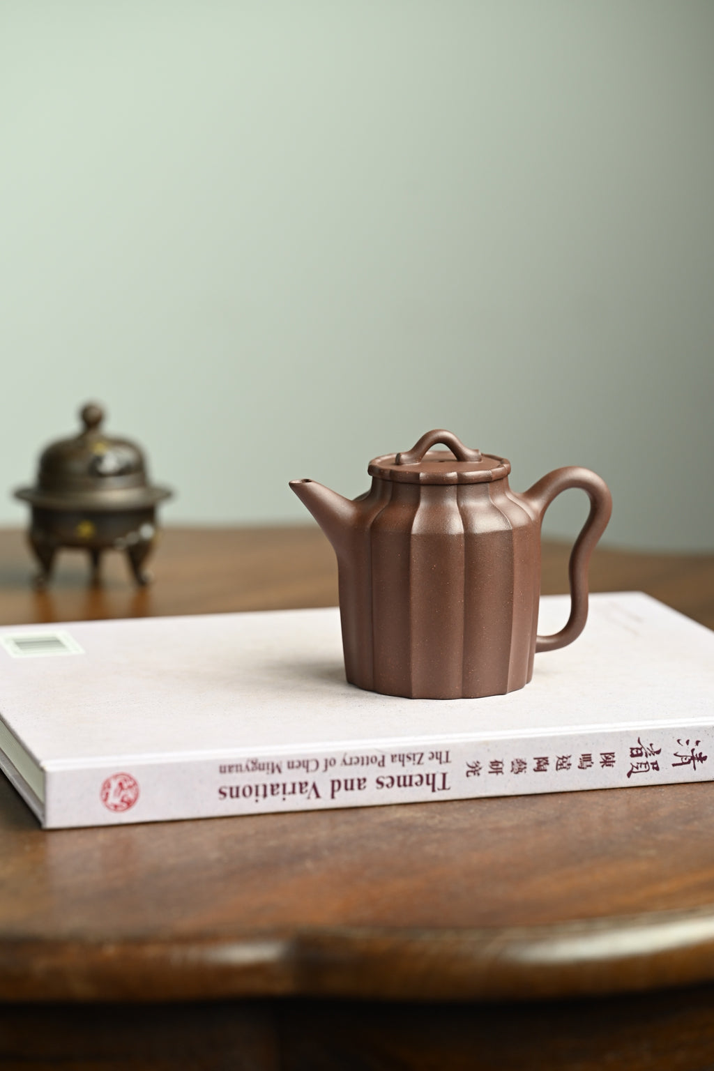 明执·全手工 容量220cc/原矿底槽清 壶身俊秀高挺，筋纹线条柔美中见棱见角