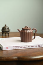 明执·全手工 容量220cc/原矿底槽清 壶身俊秀高挺，筋纹线条柔美中见棱见角