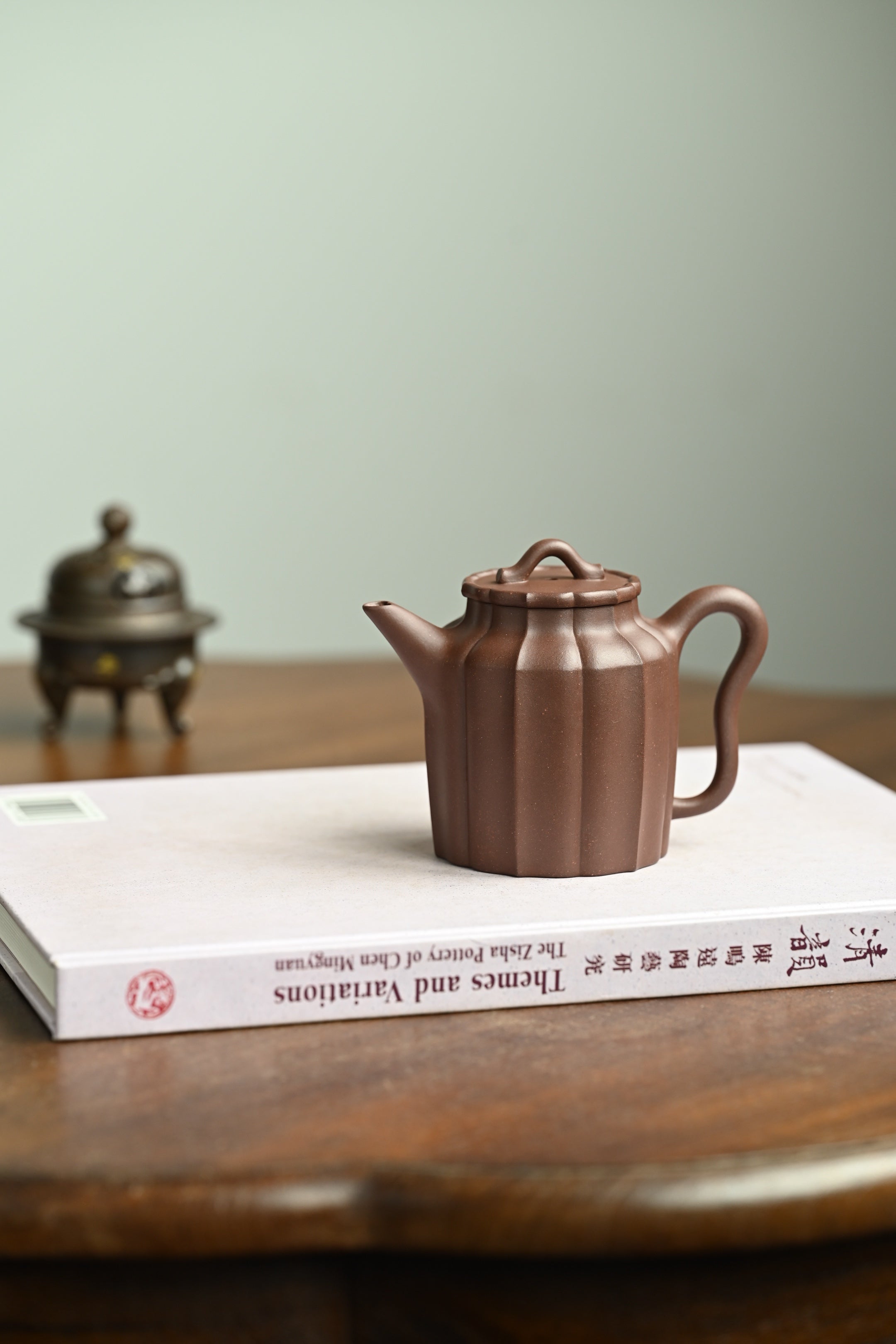 明执·全手工 容量220cc/原矿底槽清 壶身俊秀高挺，筋纹线条柔美中见棱见角
