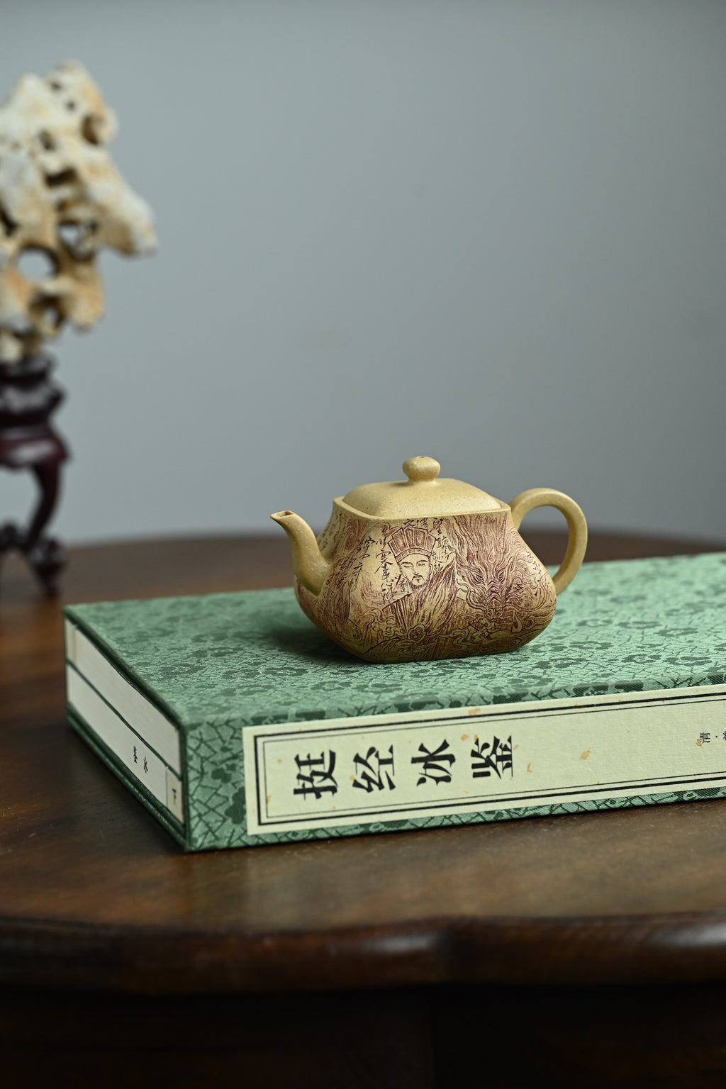 云亭·全手工 容量180cc/家藏本绿 耳形壶鋬，四方形体线面挺括有力，线条与壶体、壶流线条相呼应，舒畅自然