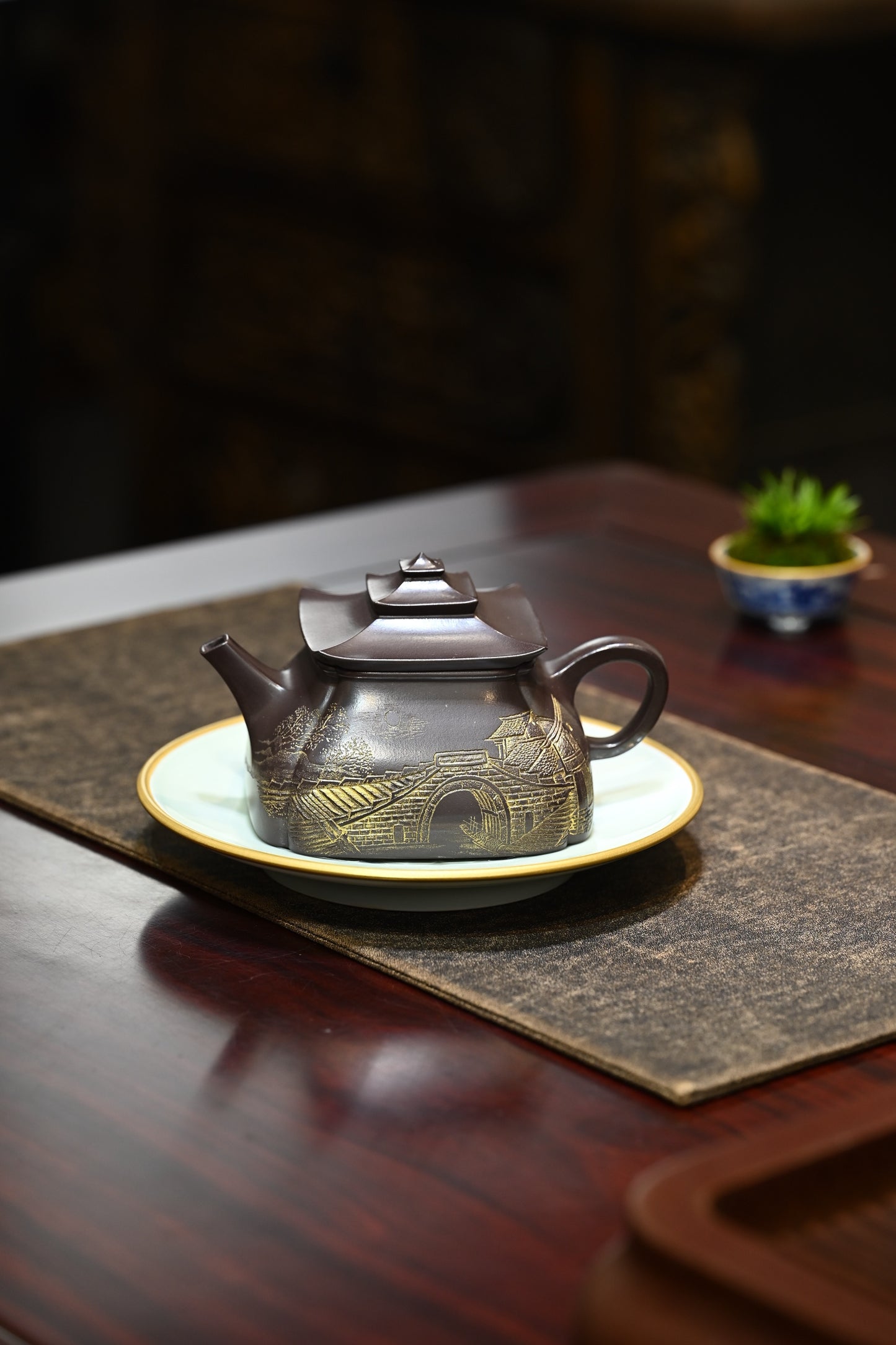 御风·全手工 （省大师桑黎兵刻绘+双证书）/紫砂十二精英之首，省大师桑黎兵儿子桑崧杰作品 容量360cc/特级紫茄泥