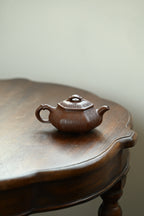 百福· 全手工 /容量230cc/深井老紫泥 壶成六方混圆状，上敛下丰
