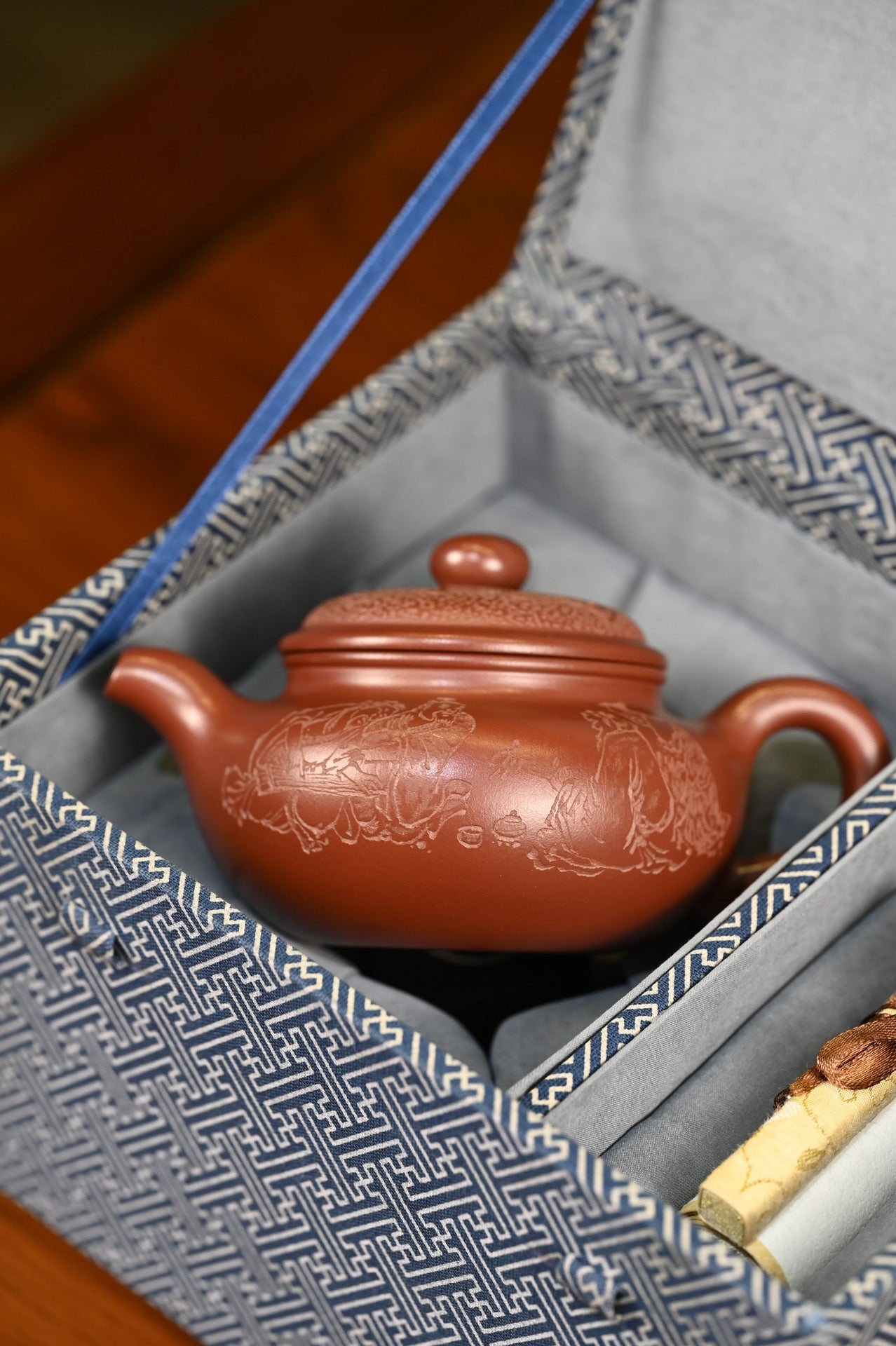 仿古·手工 /容量340cc/龙血砂 壶体在扁圆中求韵味，流把气韵相通，玉润饱满，干净纯粹，琢砂装饰，古味十足。