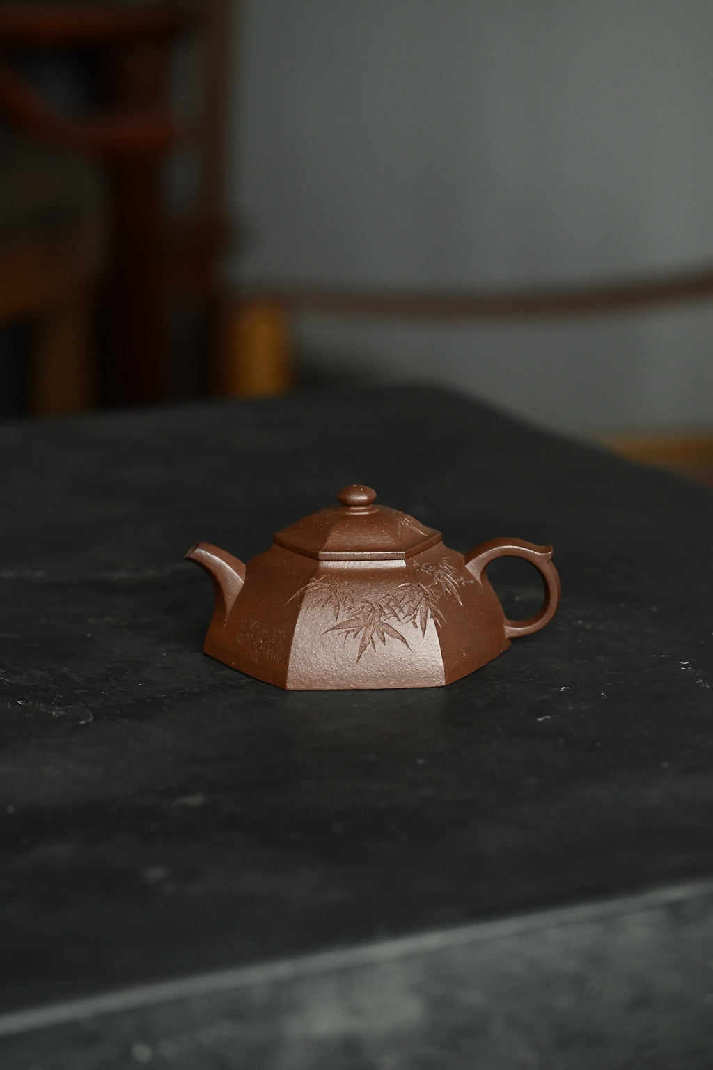 宝铎·全手工 /实力派陶手作品/容量200cc/家藏紫泥   壶成宝铎，六方造型，俊秀挺拔