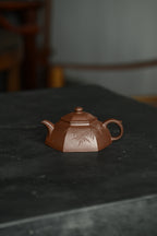 宝铎·全手工 /实力派陶手作品/容量200cc/家藏紫泥   壶成宝铎，六方造型，俊秀挺拔