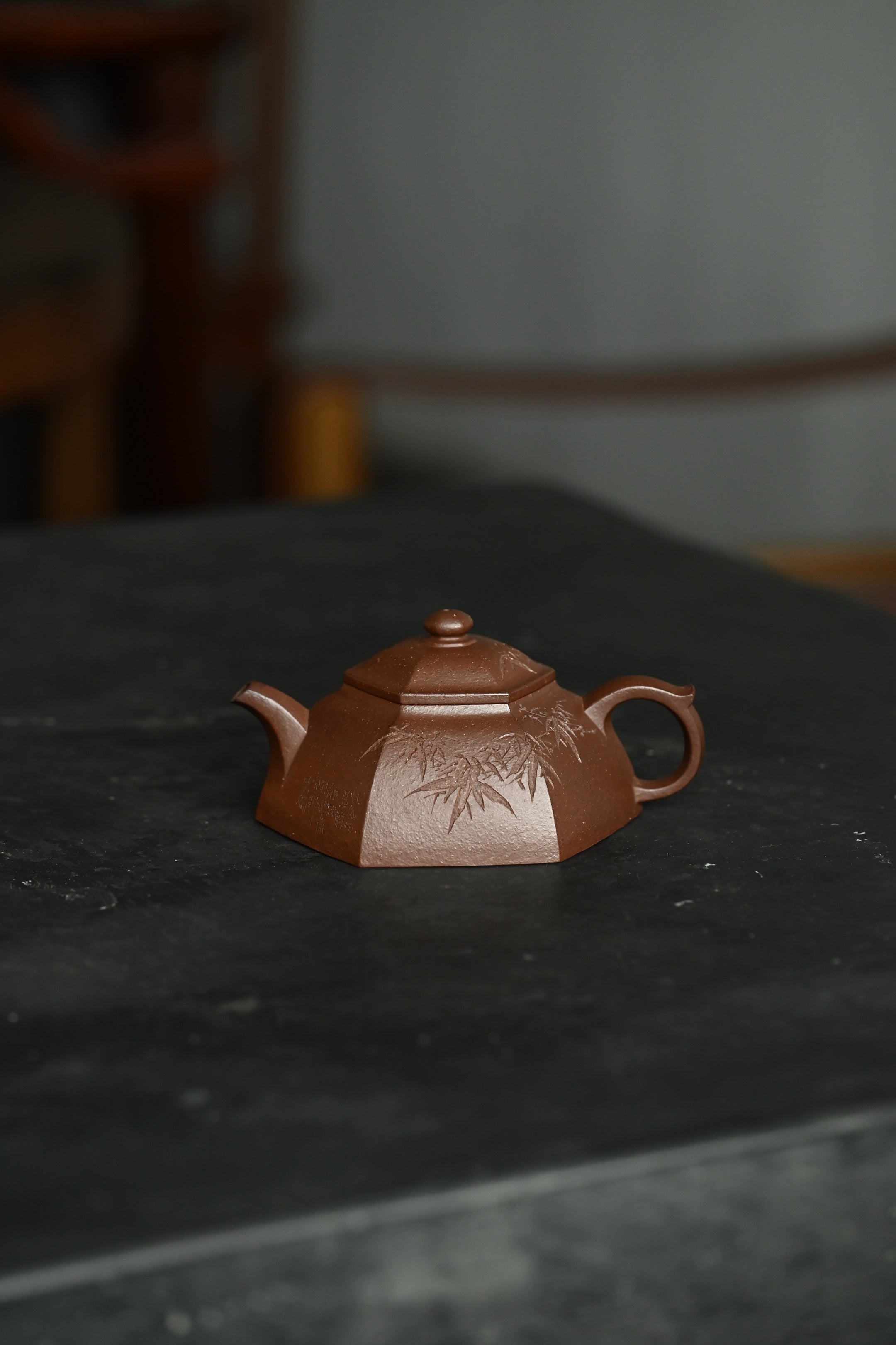 宝铎·全手工 /实力派陶手作品/容量200cc/家藏紫泥   壶成宝铎，六方造型，俊秀挺拔