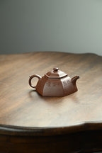 宝铎·全手工 /实力派陶手作品/容量200cc/家藏紫泥   壶成宝铎，六方造型，俊秀挺拔