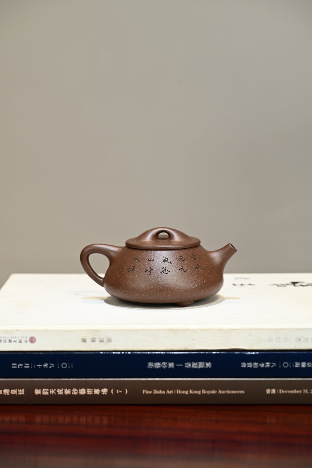 景舟石瓢·全手工 容量250cc/家藏紫泥 壶身呈梯形，曲线柔和流畅，桥钮搭接在平盖之上