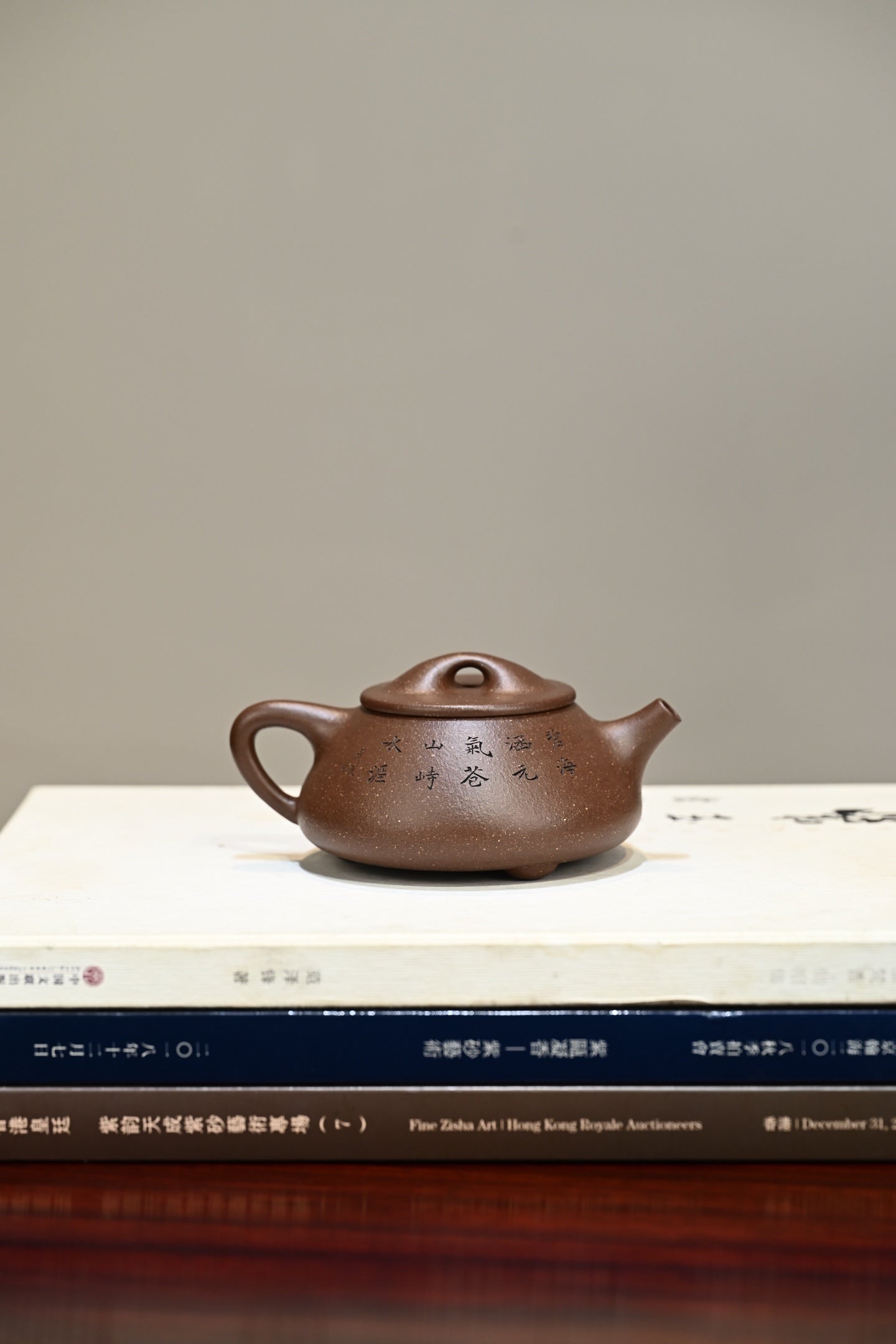 景舟石瓢·全手工 容量250cc/家藏紫泥 壶身呈梯形，曲线柔和流畅，桥钮搭接在平盖之上