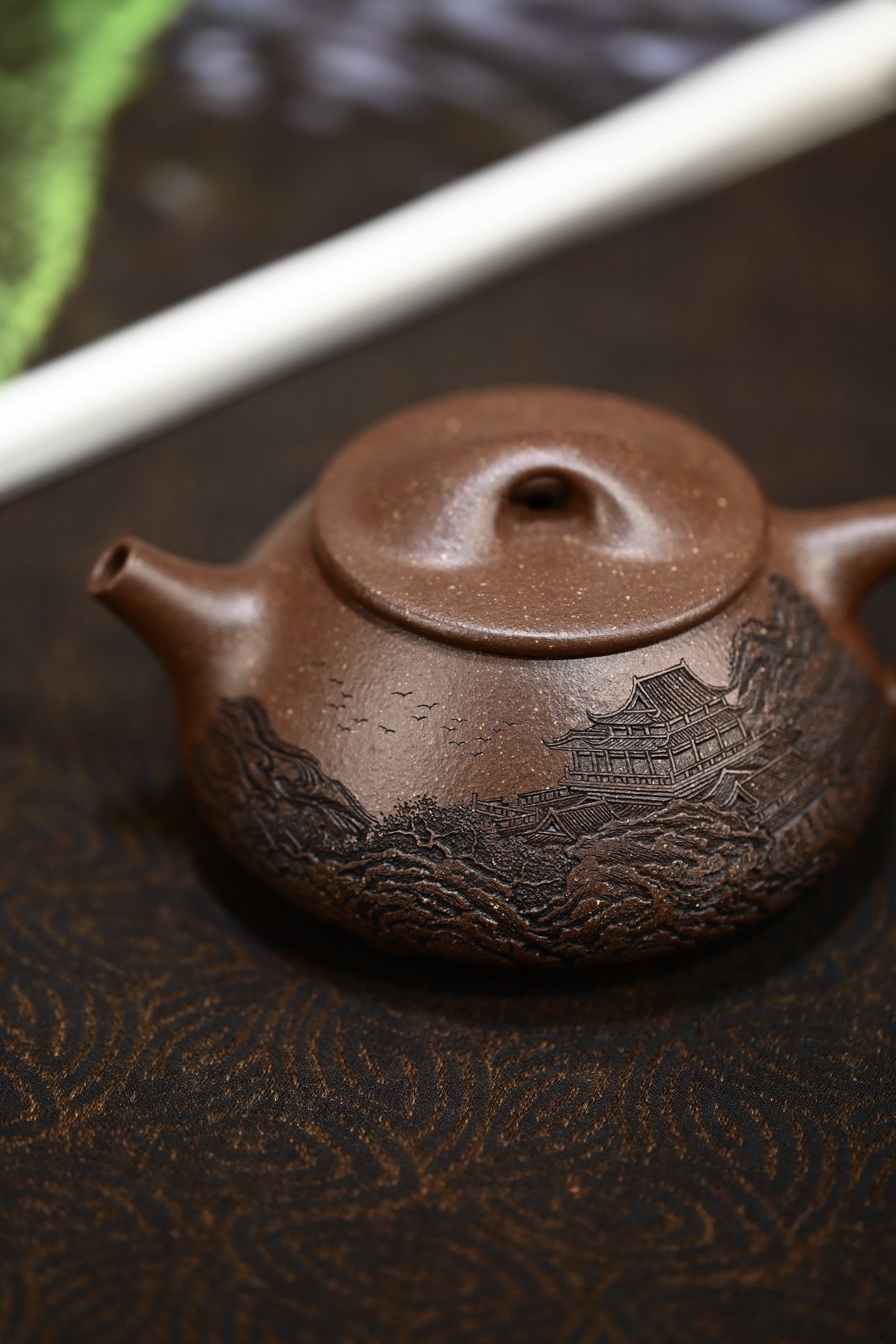 景舟石瓢·全手工 容量250cc/家藏紫泥 壶身呈梯形，曲线柔和流畅，桥钮搭接在平盖之上