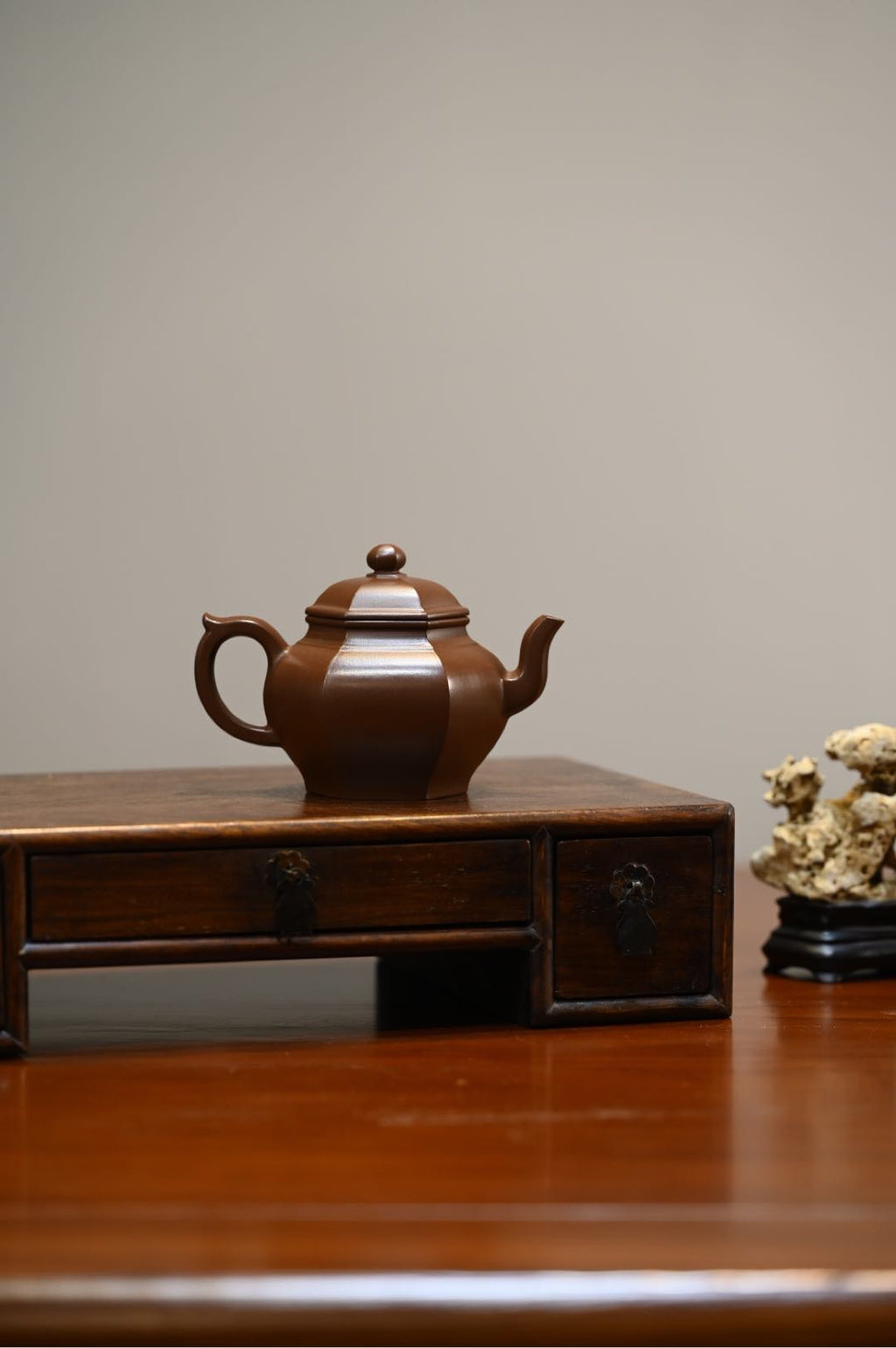 六方宫灯·全手工 /容量170cc/一厂紫泥 壶身线面挺括平正，轮廓线条分明，明快挺秀