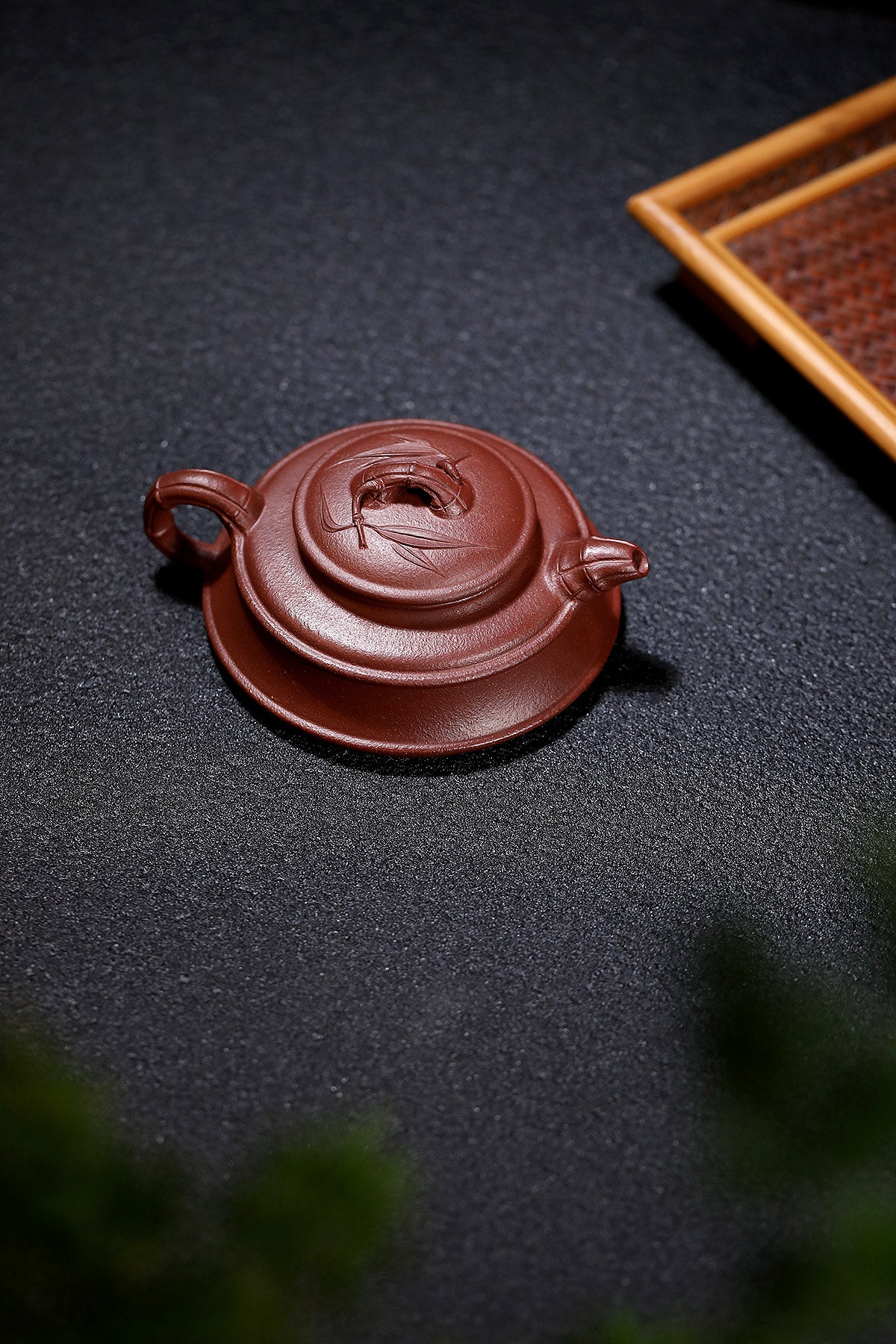 【扁竹鼎】 泥料：桃花泥 容量：130cc 作者：蒋鹏