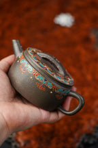 【名称】汉瓦 【泥料】紫泥焐灰（珐琅彩） 【容量】140Cc～内推孔出水 【作者】张真真