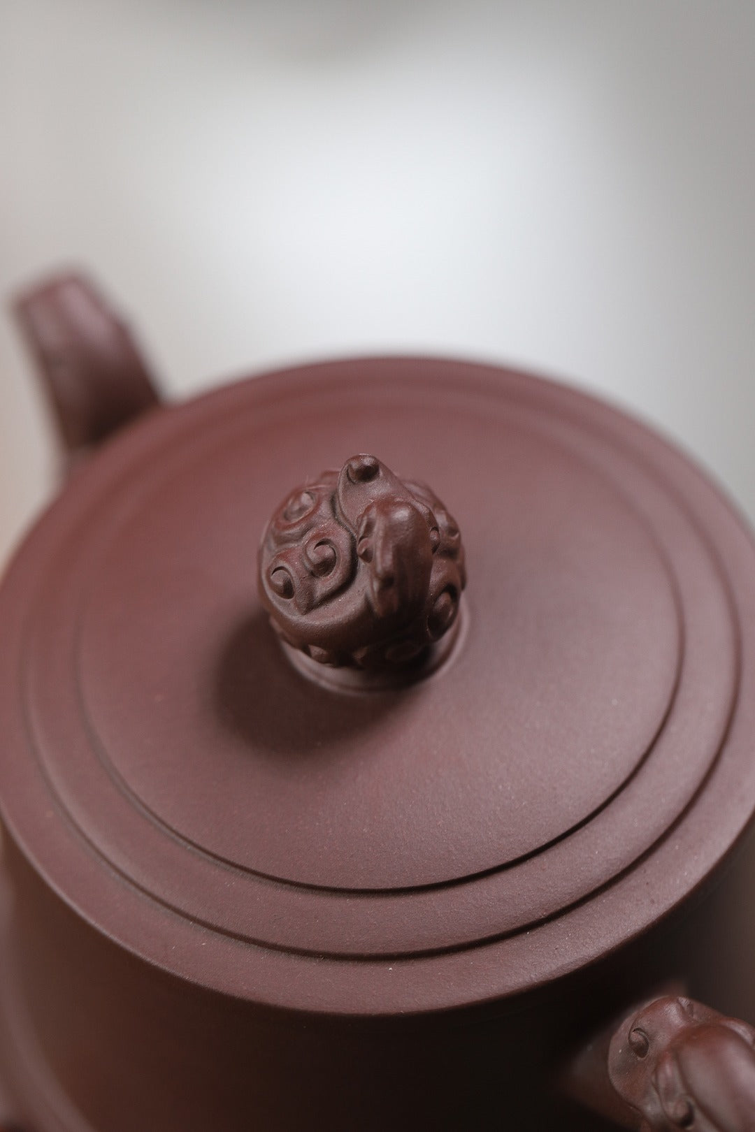 【龙珠】 制壶：莫顺仙（国家级工艺美术师） 泥料：原矿紫泥 容量：430cc    孔数：9孔