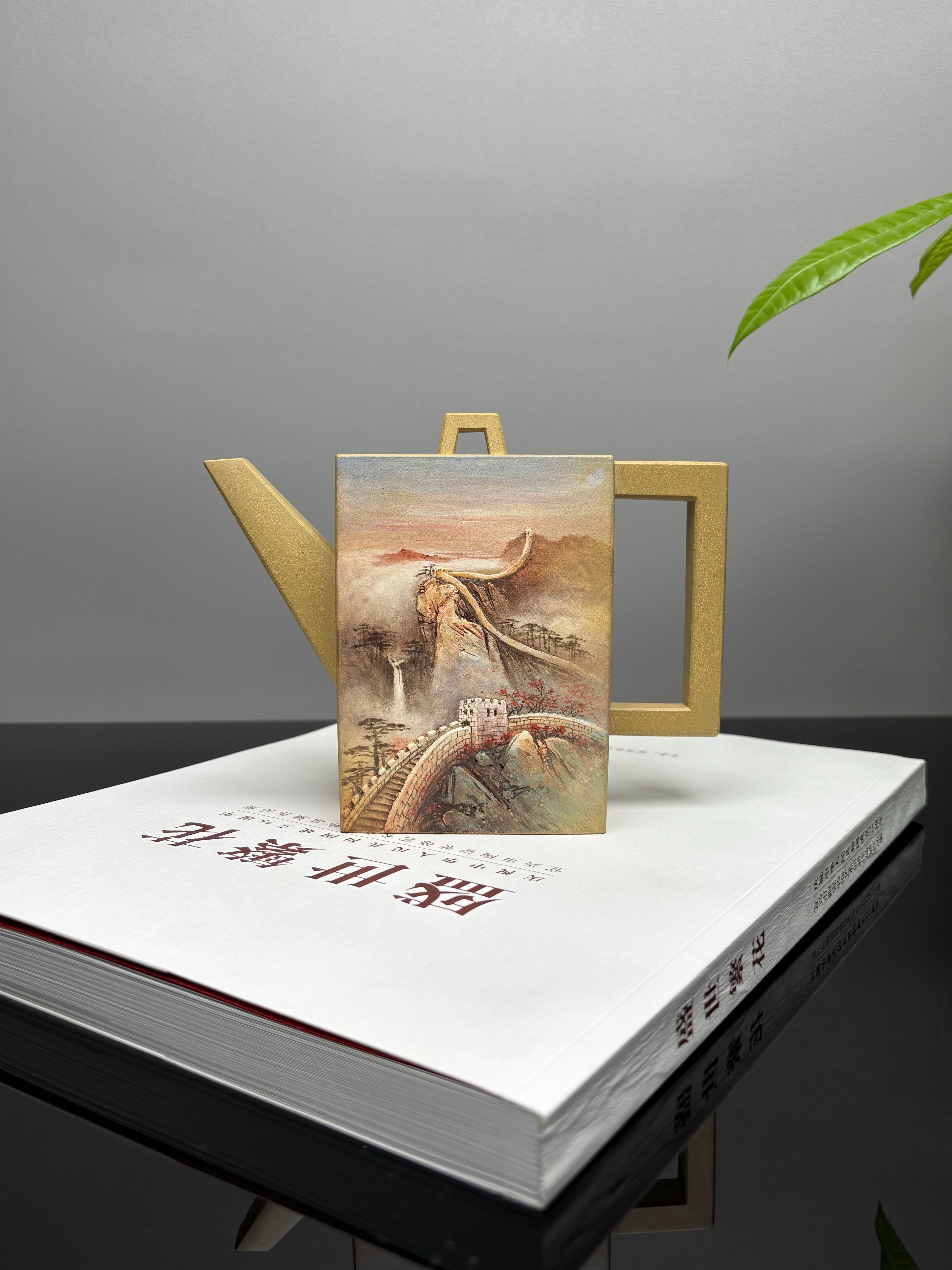 双宗师合璧·紫砂史巅峰 紫砂界天花板泥画｜何光宏·邱玉林联袂创作稀世孤品《砖方壶》——原矿优质本山绿泥·480cc
