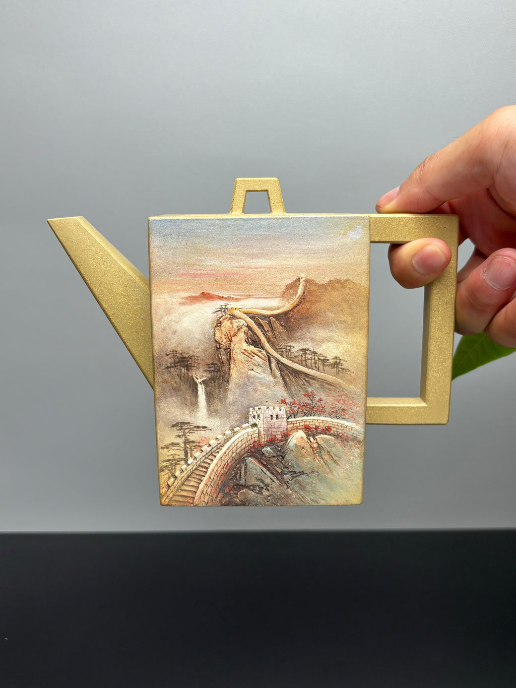 双宗师合璧·紫砂史巅峰 紫砂界天花板泥画｜何光宏·邱玉林联袂创作稀世孤品《砖方壶》——原矿优质本山绿泥·480cc