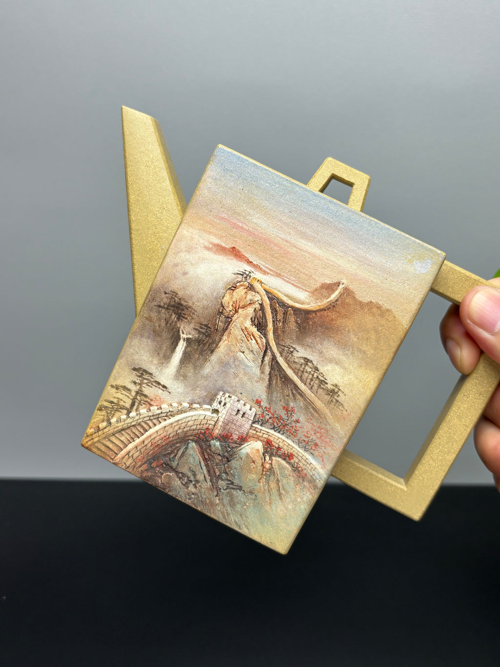 双宗师合璧·紫砂史巅峰 紫砂界天花板泥画｜何光宏·邱玉林联袂创作稀世孤品《砖方壶》——原矿优质本山绿泥·480cc