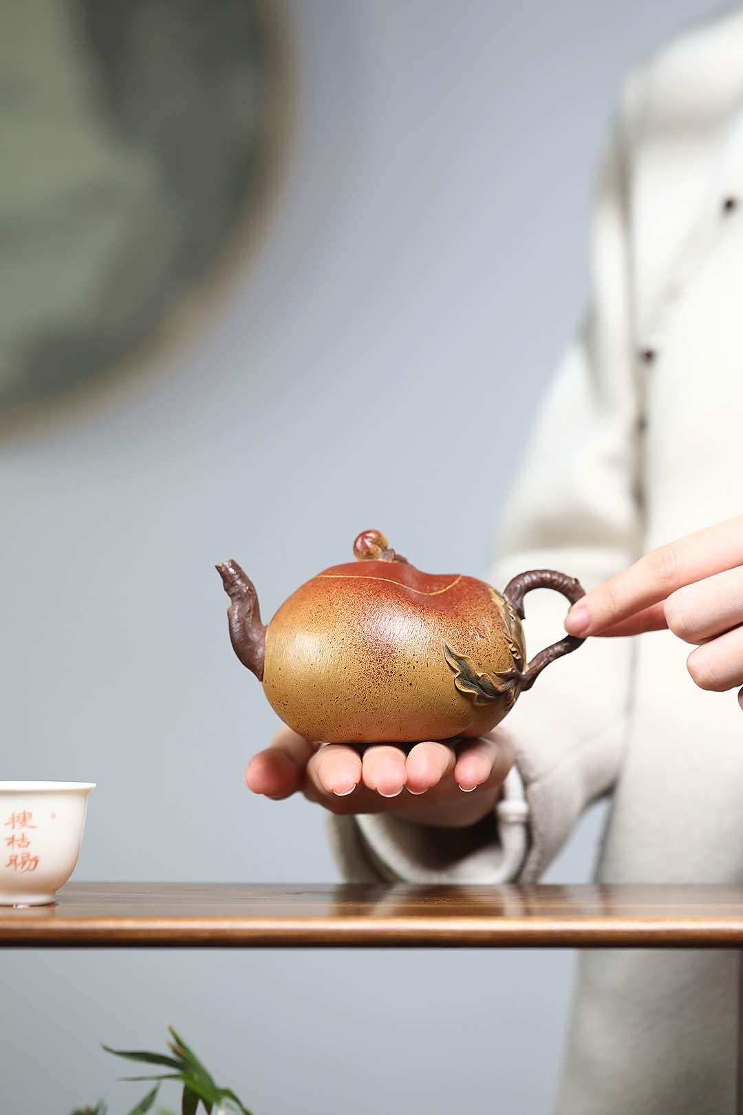 蒋蓉之女 传世花器｜蒋艺华·非遗紫砂巅峰重器《瑞桃迎祥壶》收藏传世——原矿优质黄金段·230cc