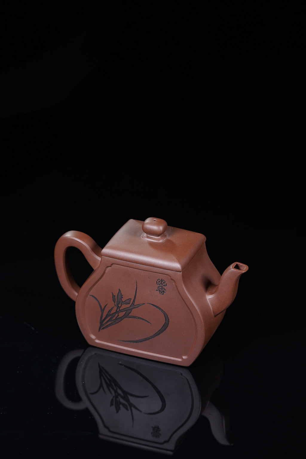 储立之大师传世典藏重器《四方玉扇壶》是礼藏双宜首选的高端艺术品！  ——原矿优质 文革紫泥·500cc