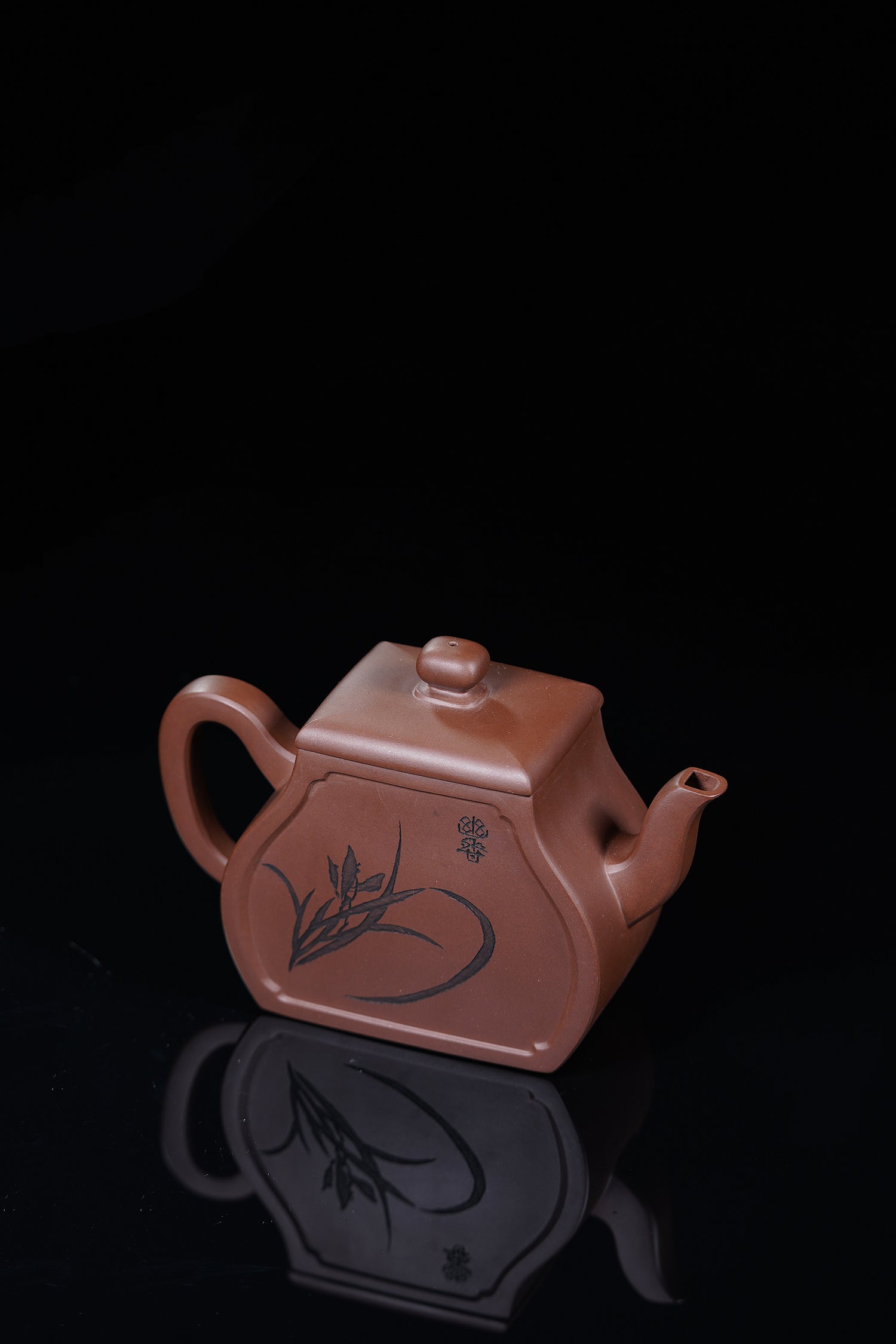 储立之大师传世典藏重器《四方玉扇壶》是礼藏双宜首选的高端艺术品！  ——原矿优质 文革紫泥·500cc