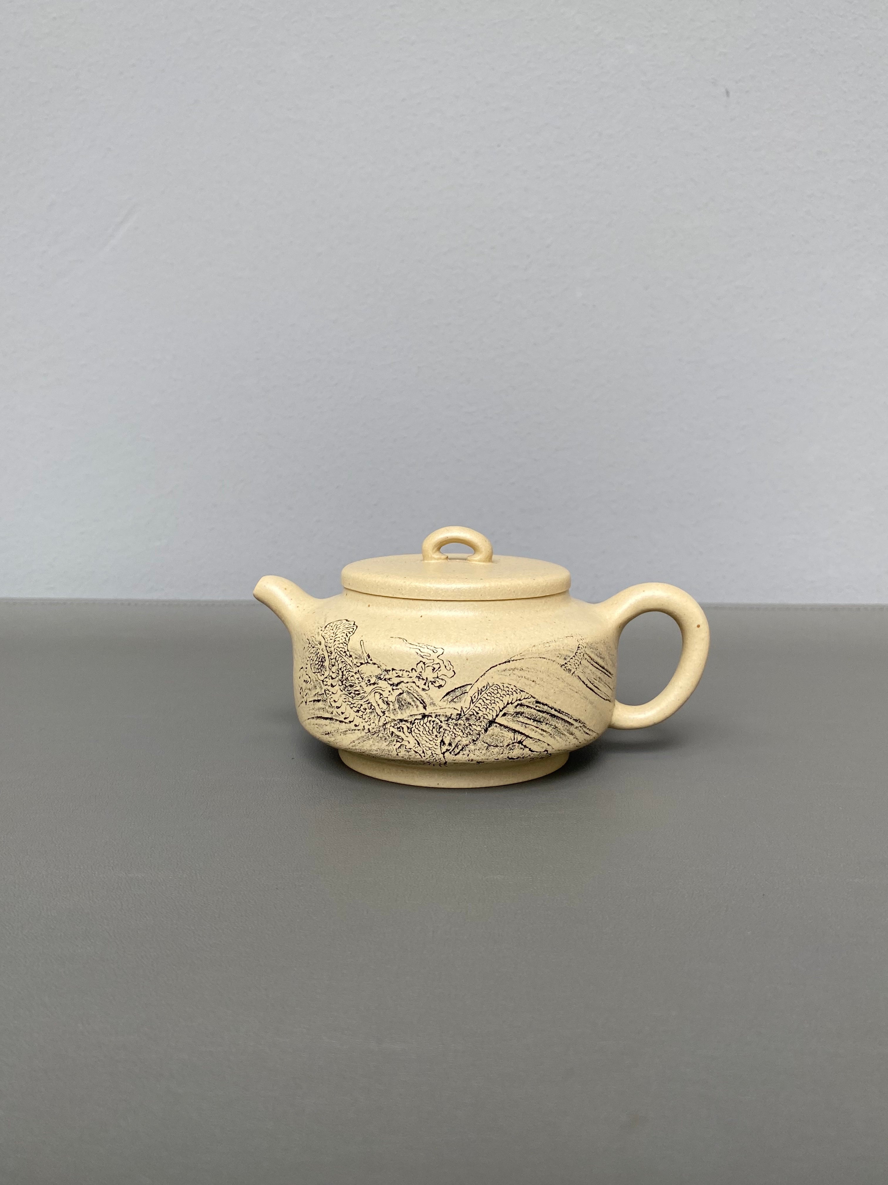 宜兴紫砂：原矿好工好料系列【如意周盘壶】 ——原矿优质本山绿·210cc ——紫砂艺术名家·于敏