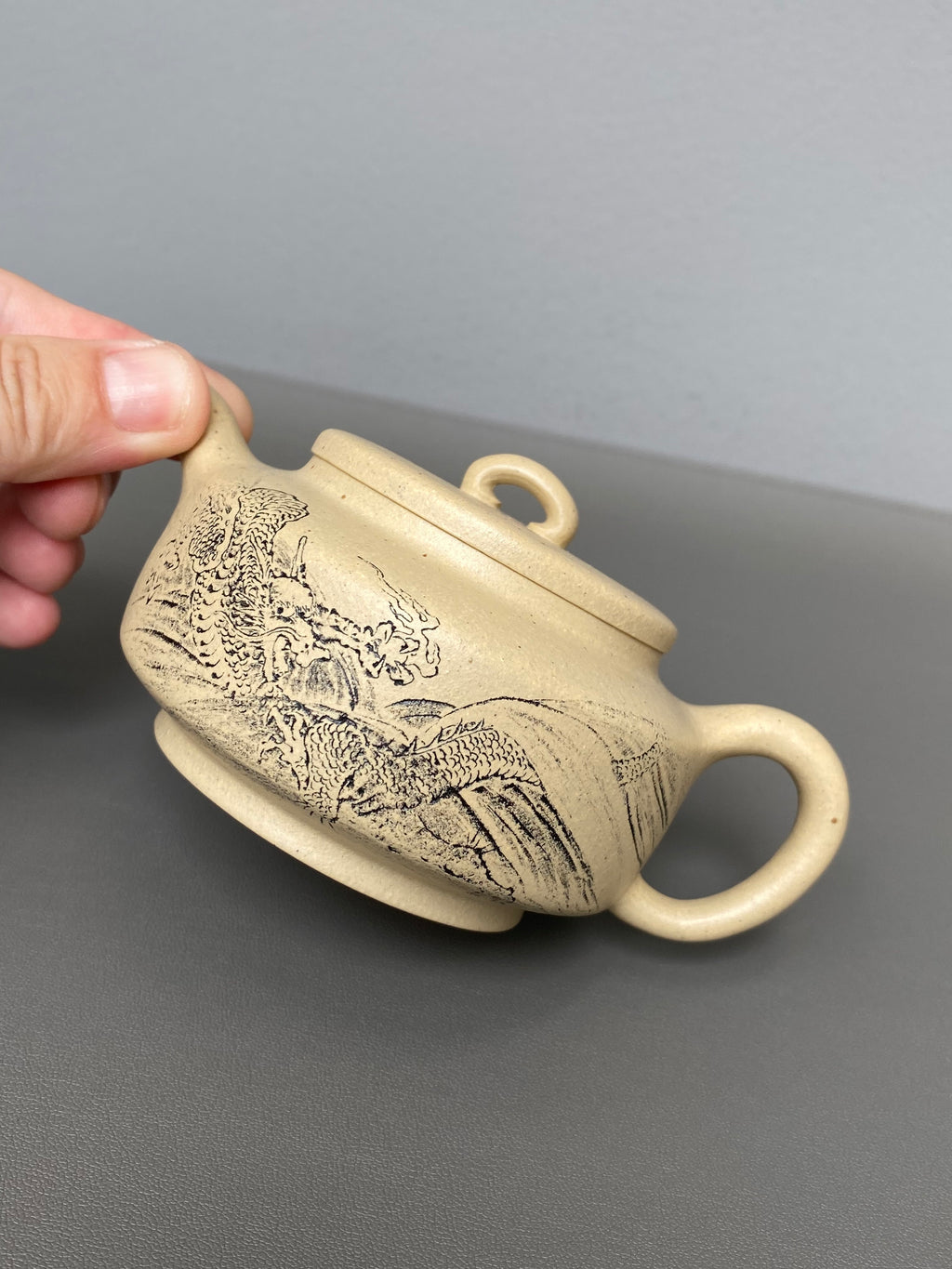 宜兴紫砂：原矿好工好料系列【如意周盘壶】 ——原矿优质本山绿·210cc ——紫砂艺术名家·于敏