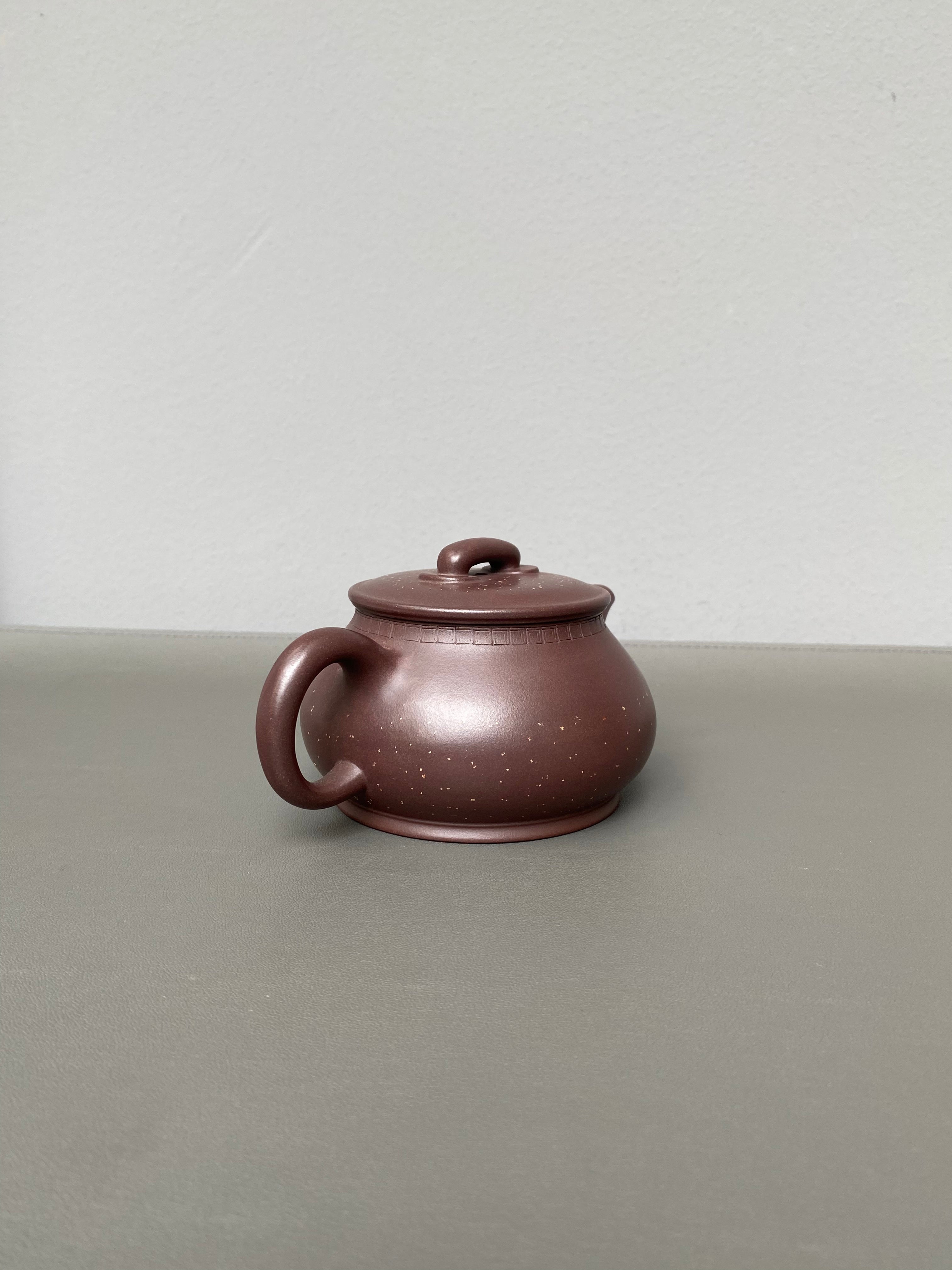 宜兴紫砂：原矿好工好料系列【守拙壶】 ——原矿优质紫泥铺砂·260cc ——紫砂艺术名家·宁辰（风华）