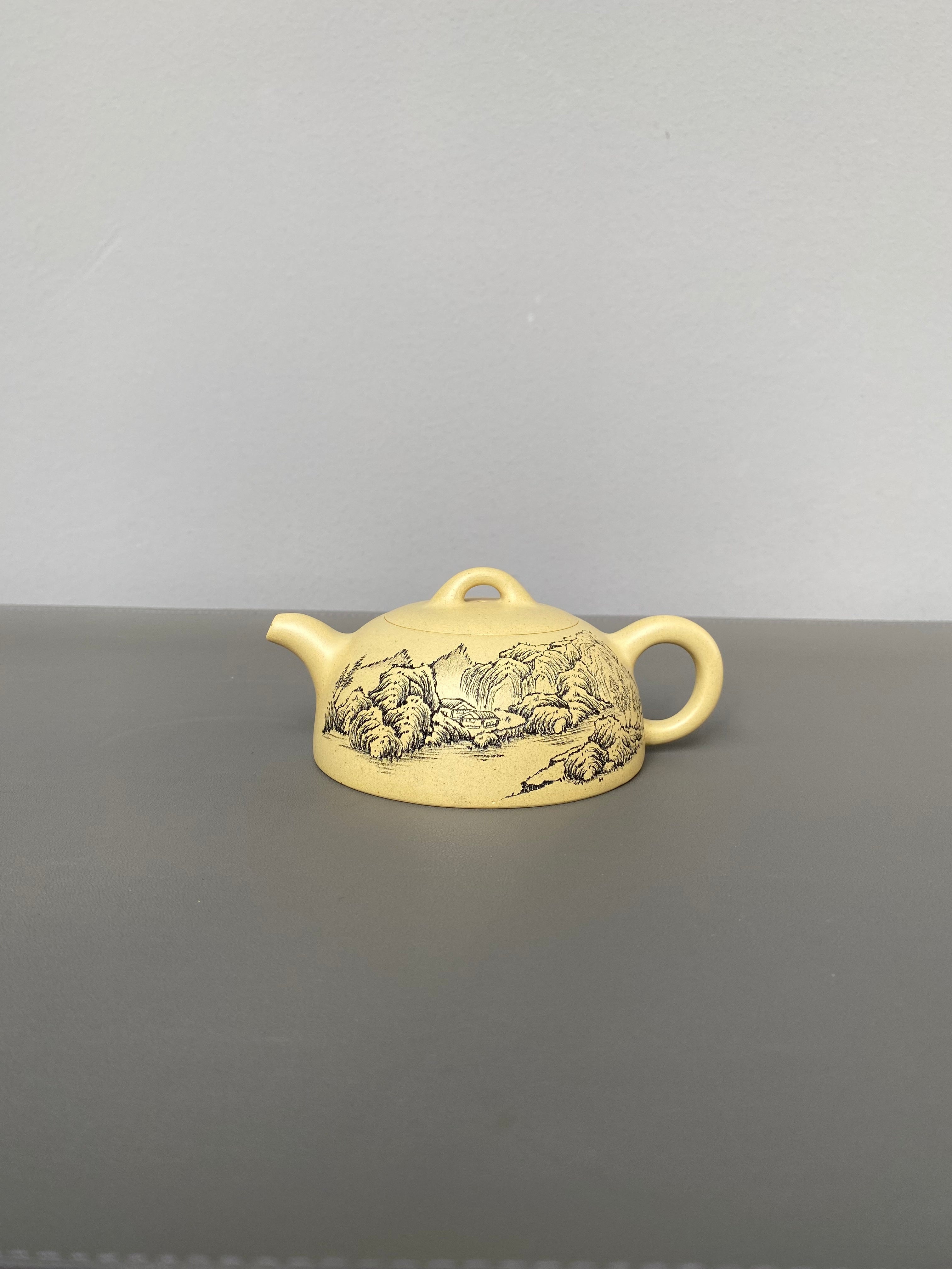 紫砂界陶刻艺术名家·李峰臻品《半月壶》礼藏双绝 传世雅器——原矿优质本山绿·180cc ——国大师吴鸣高徒·李峰亲工