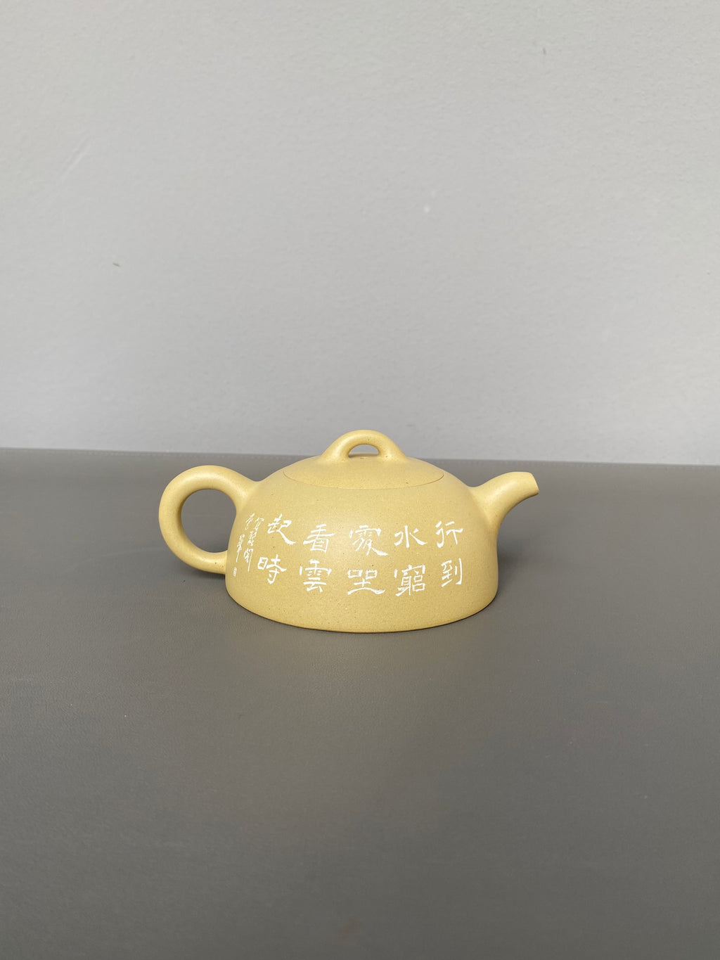 紫砂界陶刻艺术名家·李峰臻品《半月壶》礼藏双绝 传世雅器——原矿优质本山绿·180cc ——国大师吴鸣高徒·李峰亲工