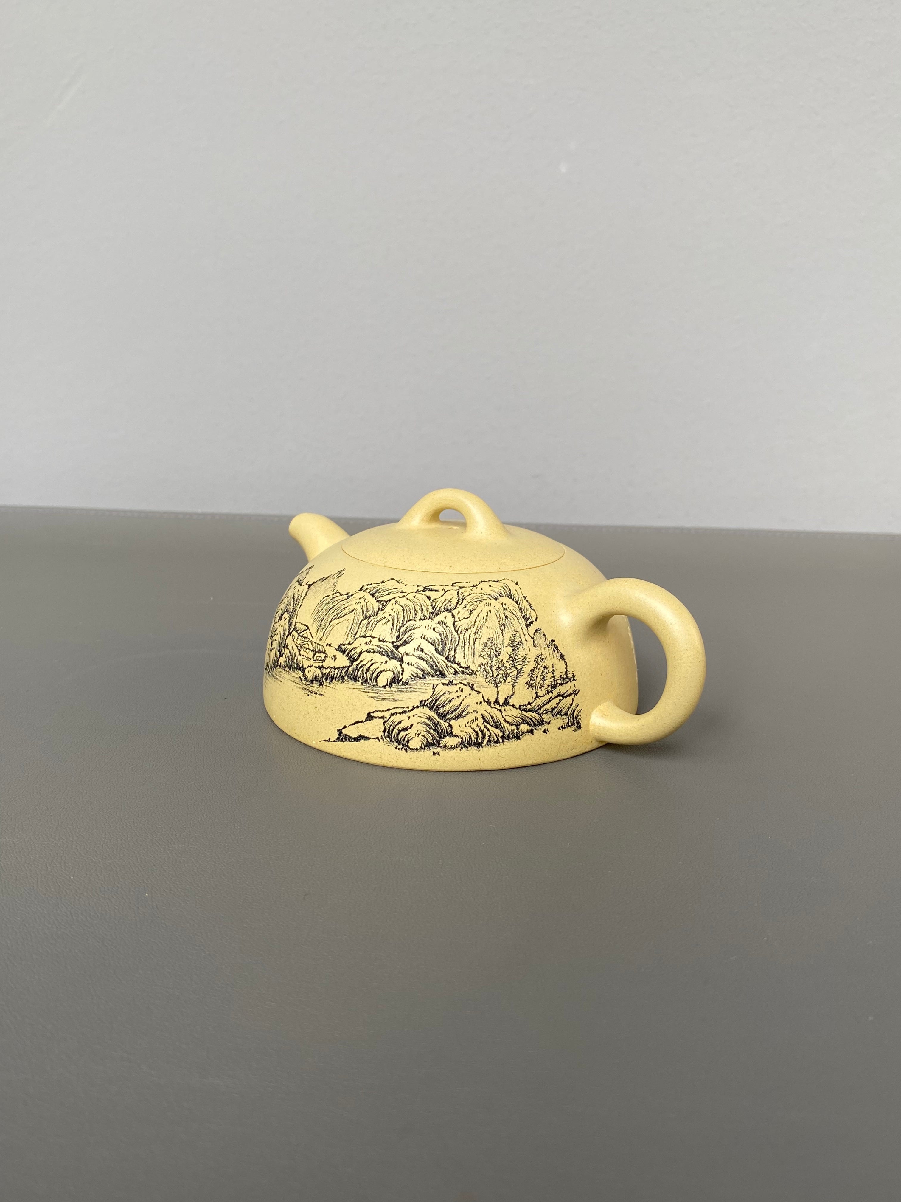 紫砂界陶刻艺术名家·李峰臻品《半月壶》礼藏双绝 传世雅器——原矿优质本山绿·180cc ——国大师吴鸣高徒·李峰亲工
