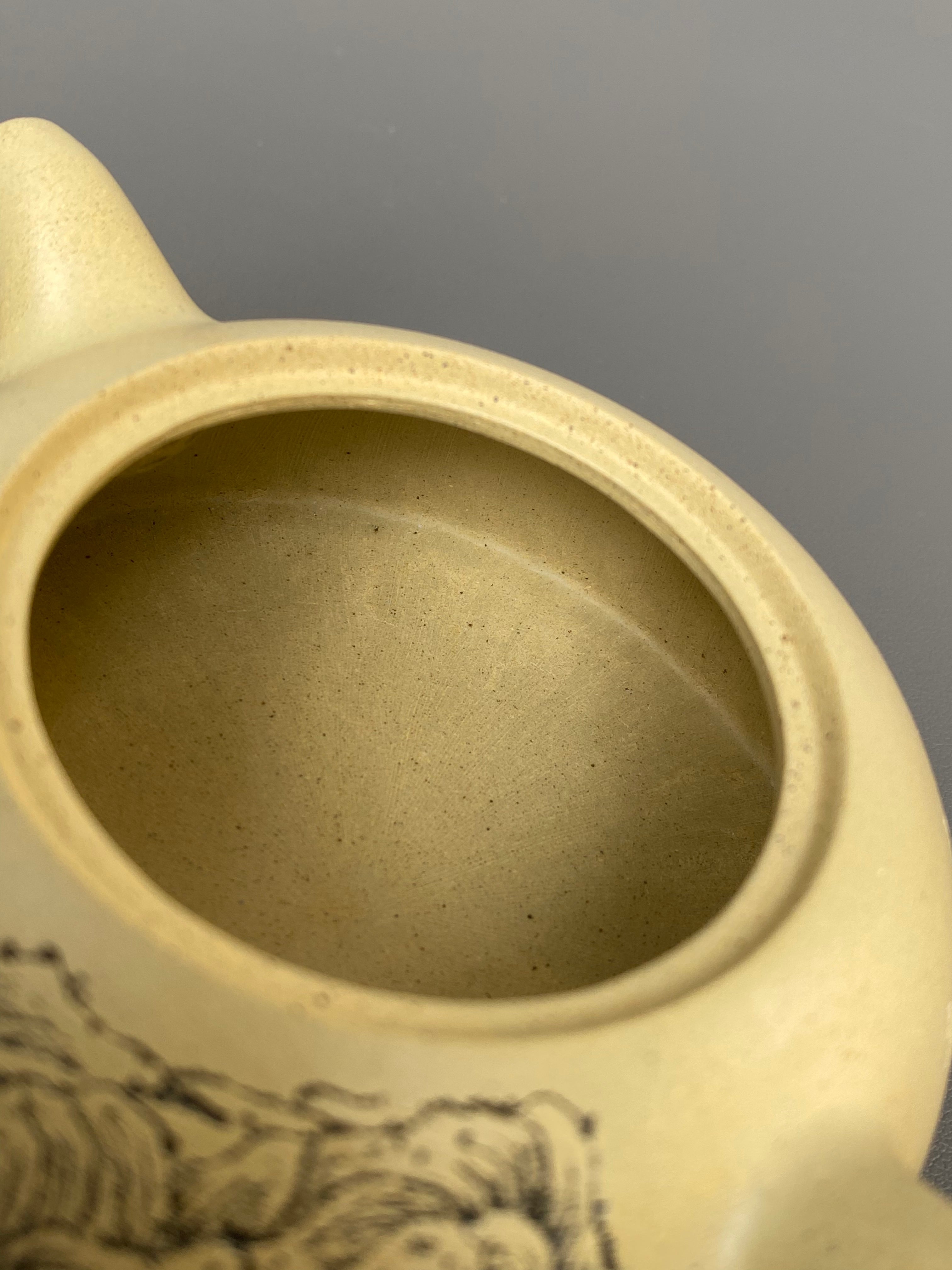 紫砂界陶刻艺术名家·李峰臻品《半月壶》礼藏双绝 传世雅器——原矿优质本山绿·180cc ——国大师吴鸣高徒·李峰亲工