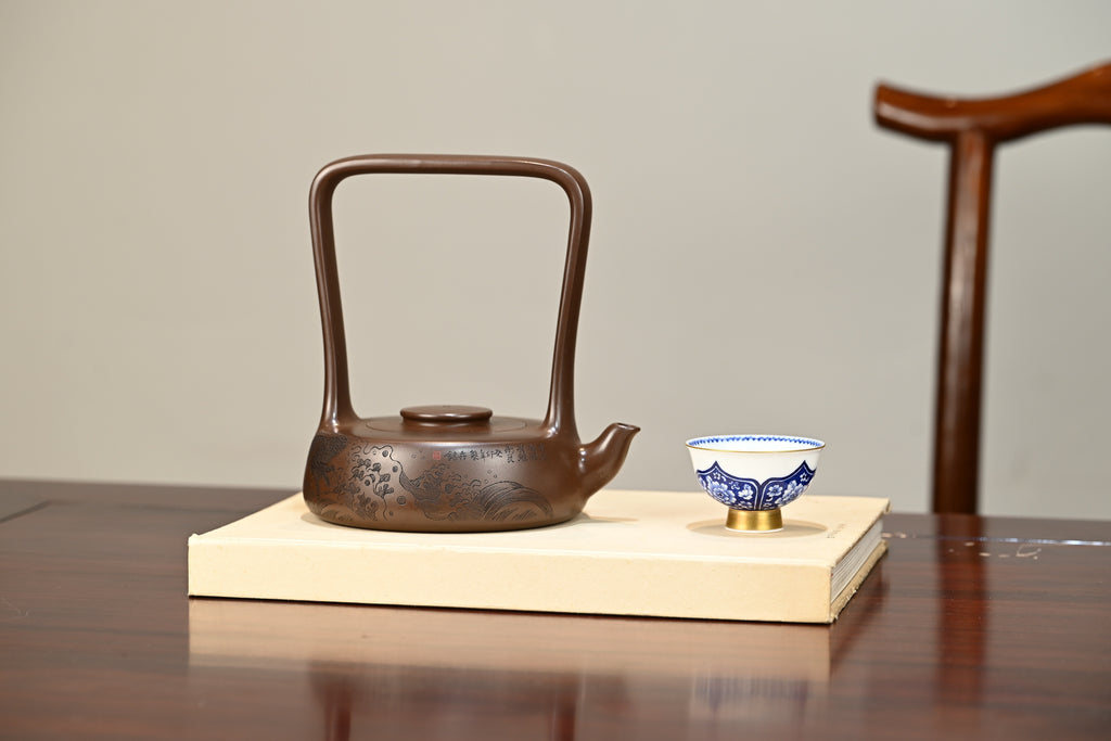此乐提梁·全手工 （省大师桑黎兵刻绘+双证书) /紫砂十二精英之首，省大师桑黎兵儿子桑崧杰作品 /容量430cc/特级紫泥