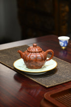 菊蕾·全手工 （省大师桑黎兵刻绘+双证书）/紫砂十二精英之首，省大师桑黎兵儿子桑崧杰作品 /容量360cc/鸡血大红袍