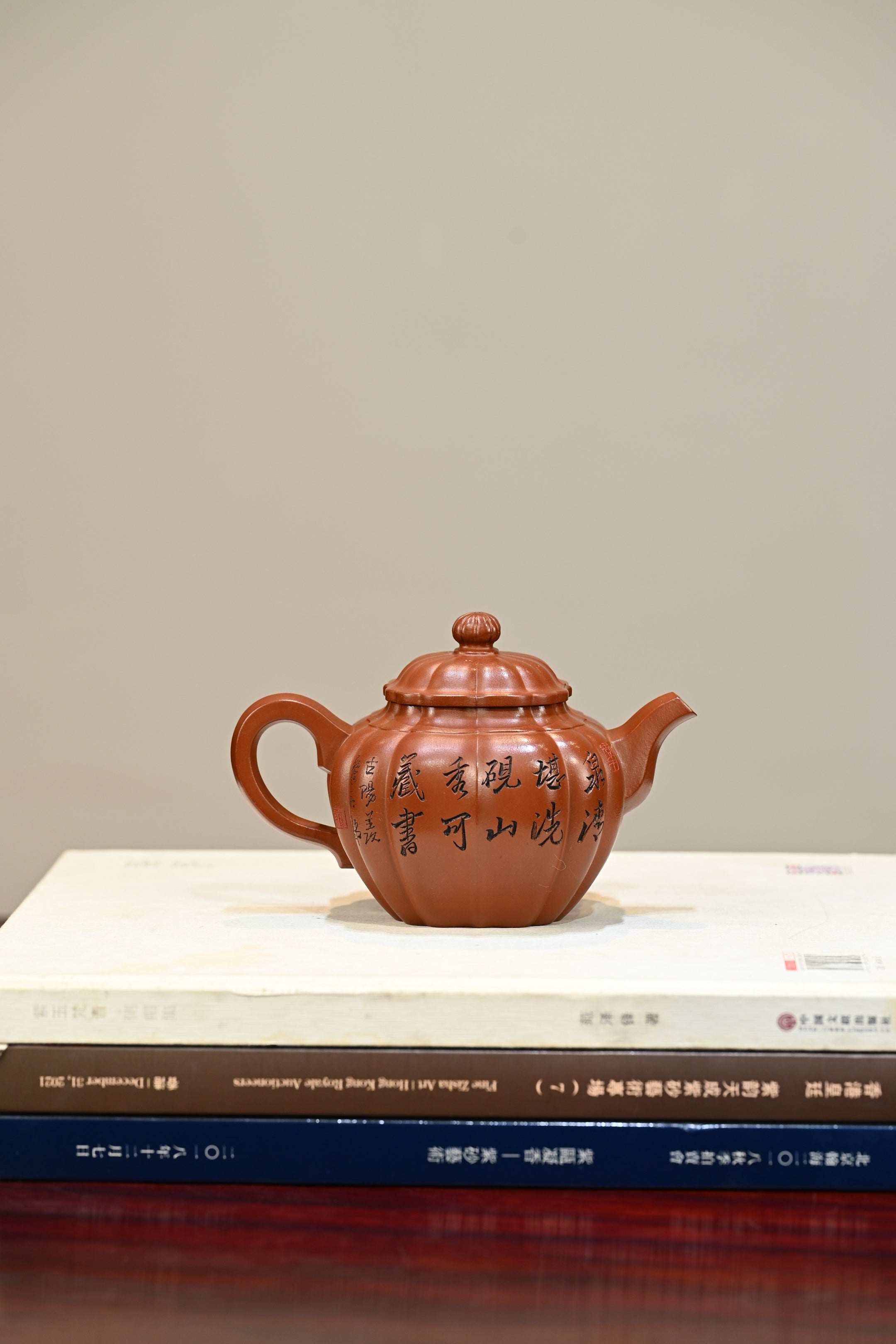 菊蕾·全手工 （省大师桑黎兵刻绘+双证书）/紫砂十二精英之首，省大师桑黎兵儿子桑崧杰作品 /容量360cc/鸡血大红袍