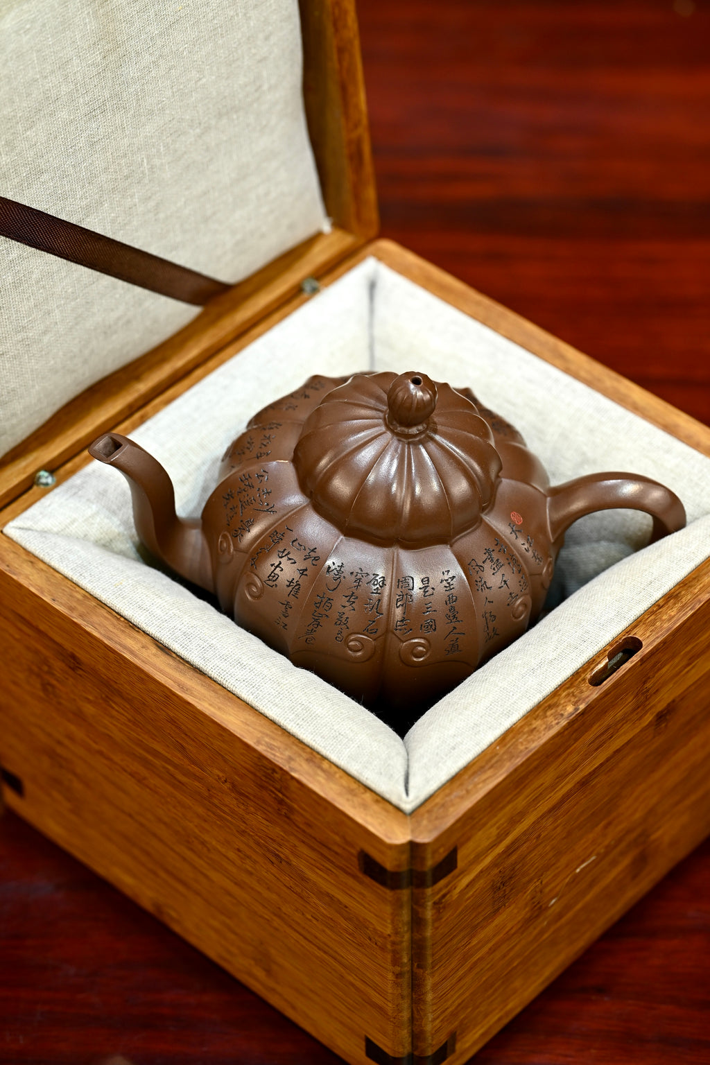 银台醉客·全手工（省大师桑黎兵刻绘+双证书）/紫砂十二精英之首，省大师桑黎兵儿子桑崧杰作品/容量420cc/特级紫泥