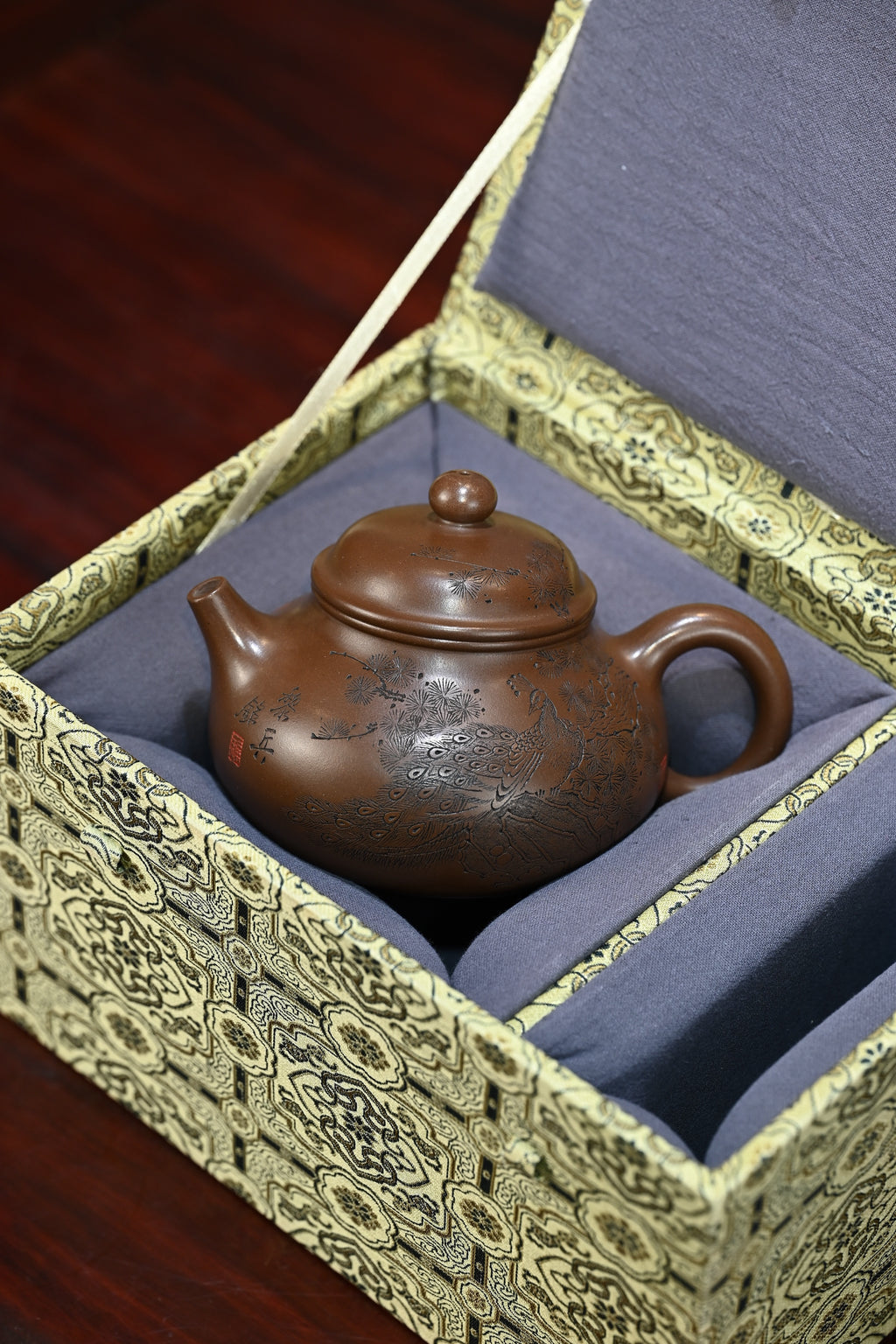 容天·全手工（省大师桑黎兵刻绘+双证书）/紫砂十二精英之首，省大师桑黎兵儿子桑崧杰作品容量380cc/特级紫泥