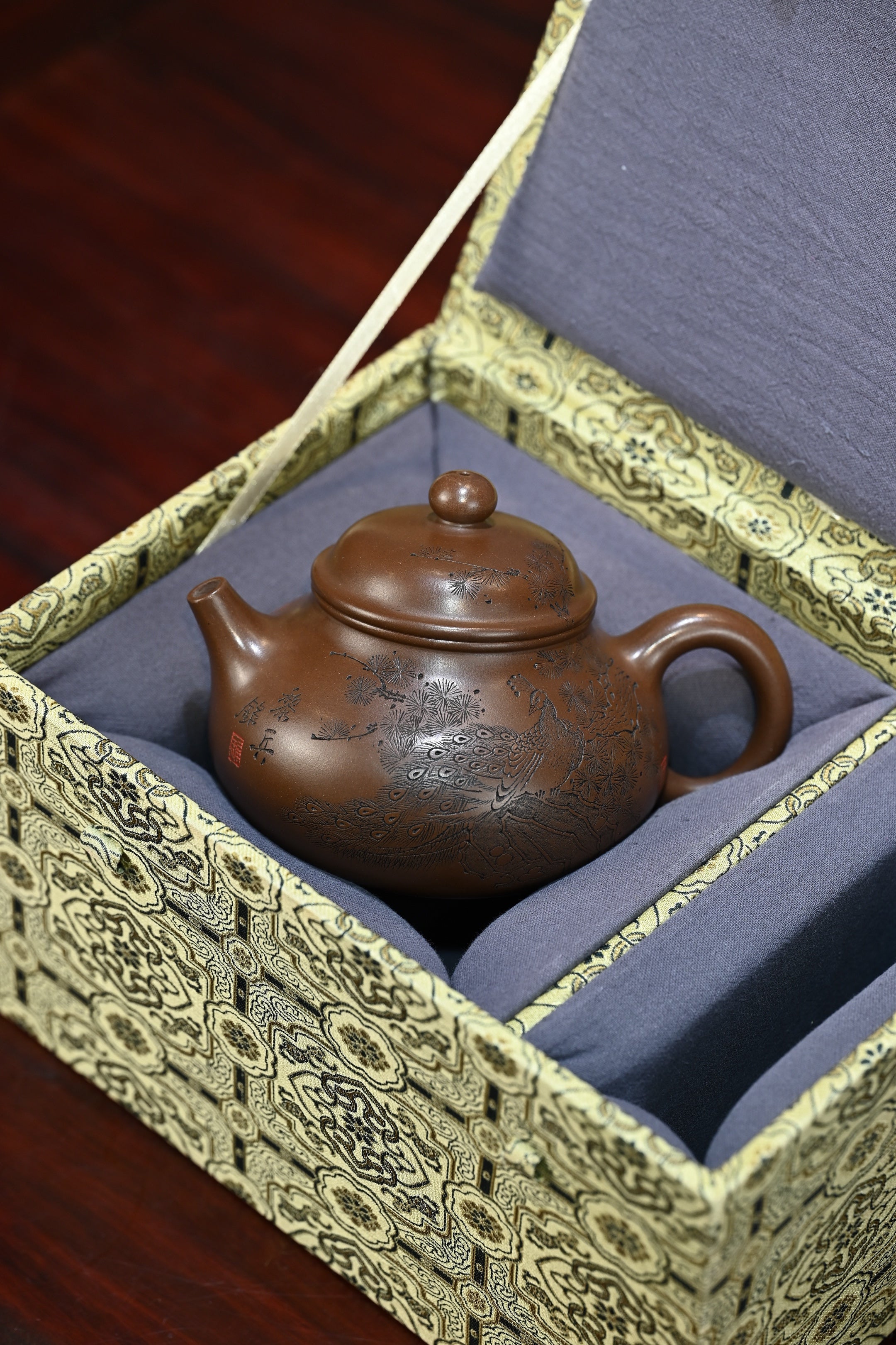 容天·全手工（省大师桑黎兵刻绘+双证书）/紫砂十二精英之首，省大师桑黎兵儿子桑崧杰作品容量380cc/特级紫泥