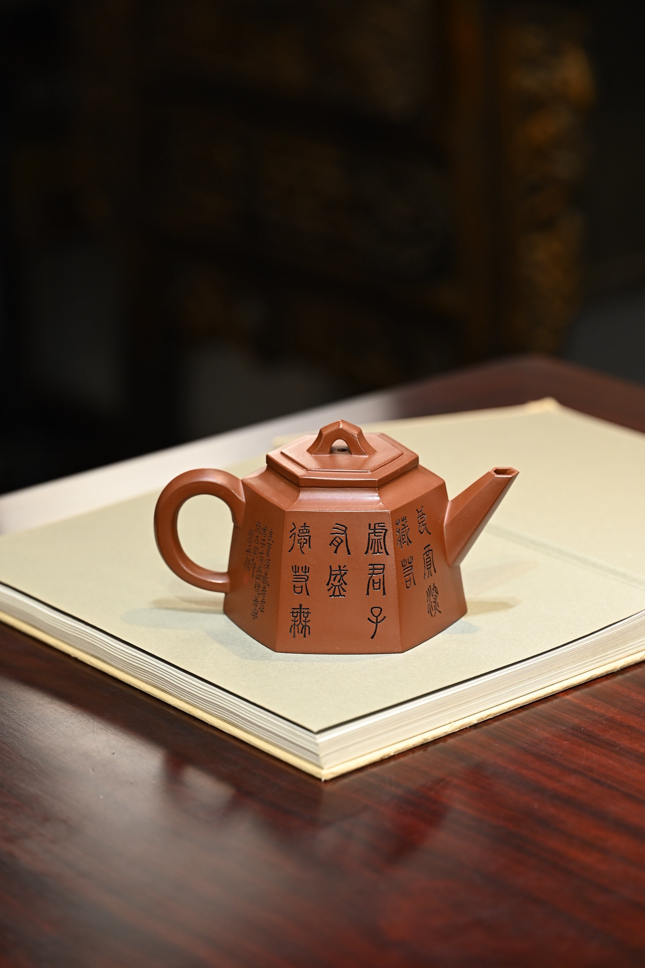 金正六方·全手工 （省大师桑黎兵刻绘+双证书） /紫砂十二精英之首，省大师桑黎兵儿子桑崧杰作品 容量400cc/特级红泥