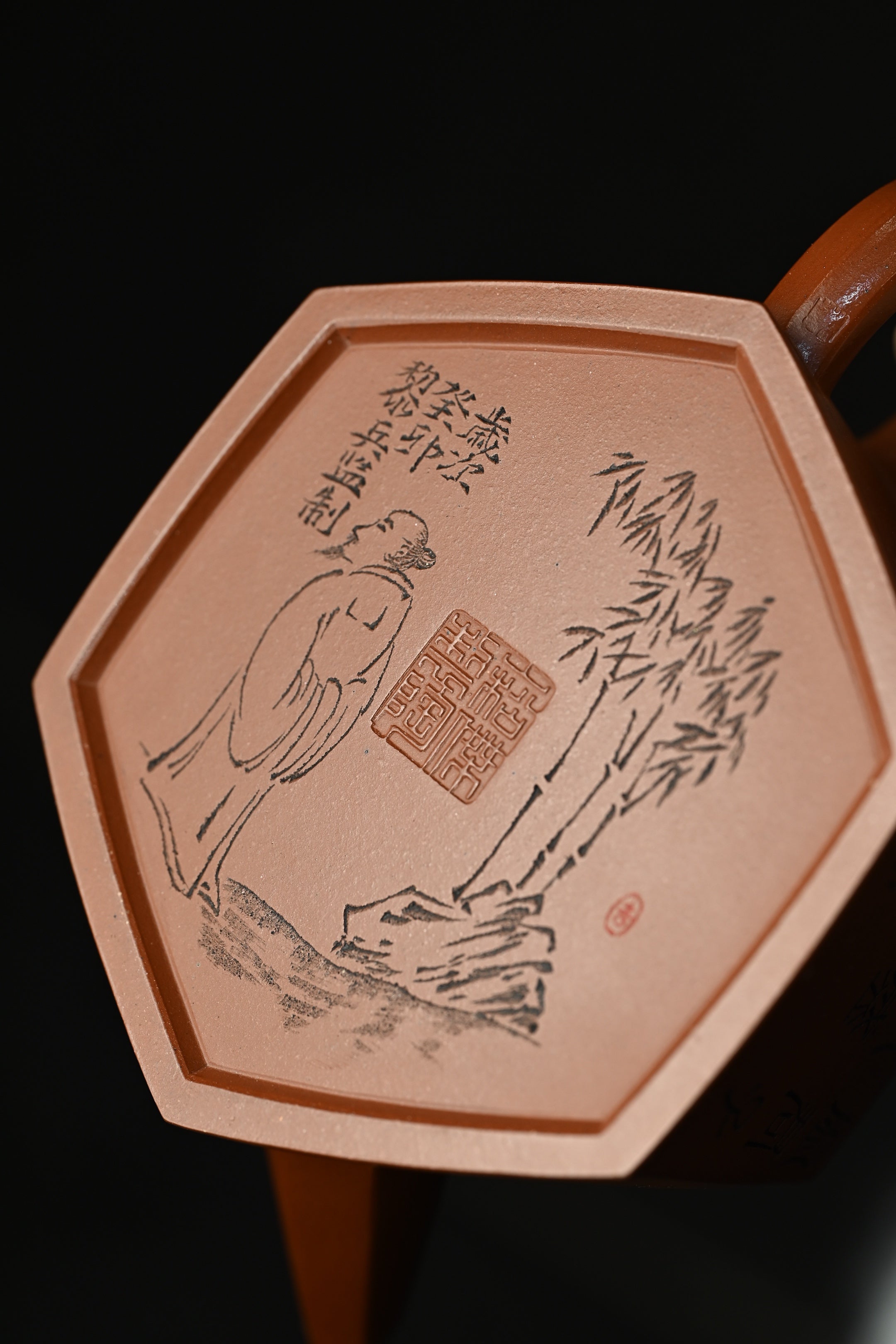 金正六方·全手工 （省大师桑黎兵刻绘+双证书） /紫砂十二精英之首，省大师桑黎兵儿子桑崧杰作品 容量400cc/特级红泥