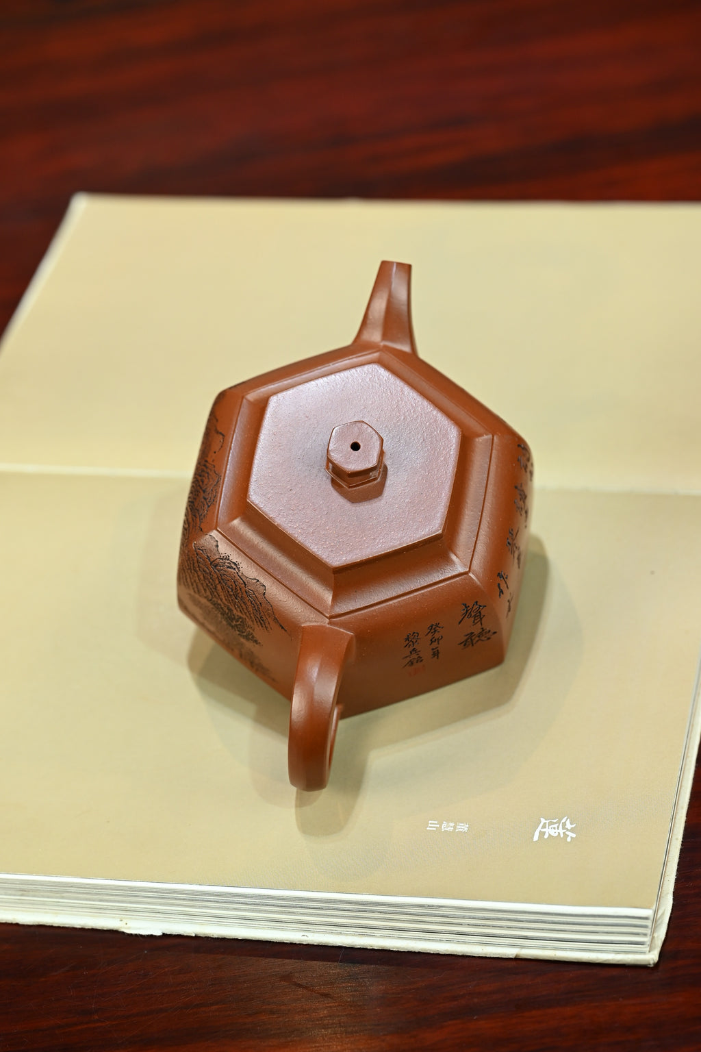 六方井栏·全手工 （省大师桑黎兵刻绘+双证书）/紫砂十二精英之首，省大师桑黎兵儿子桑崧杰作品/容量450cc/特级红泥