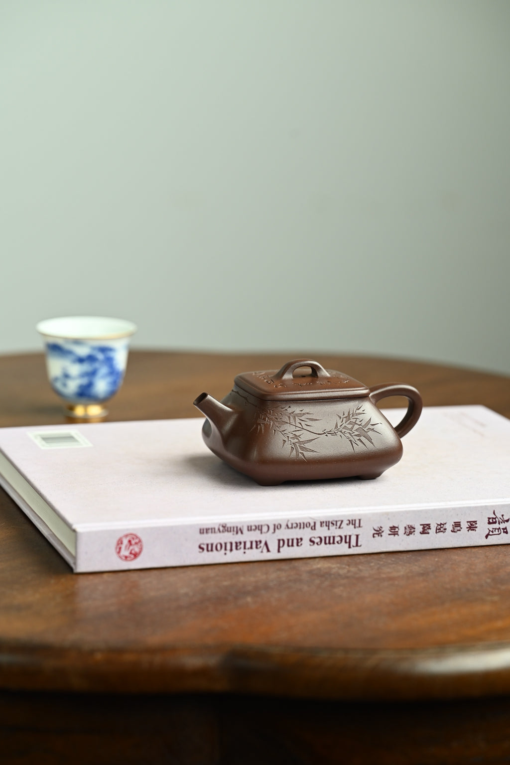 四方瓢·全手工 /容量200cc/一厂紫泥 四方壶身饱满有力，肩部挺括、底部内收，既给人轻灵感