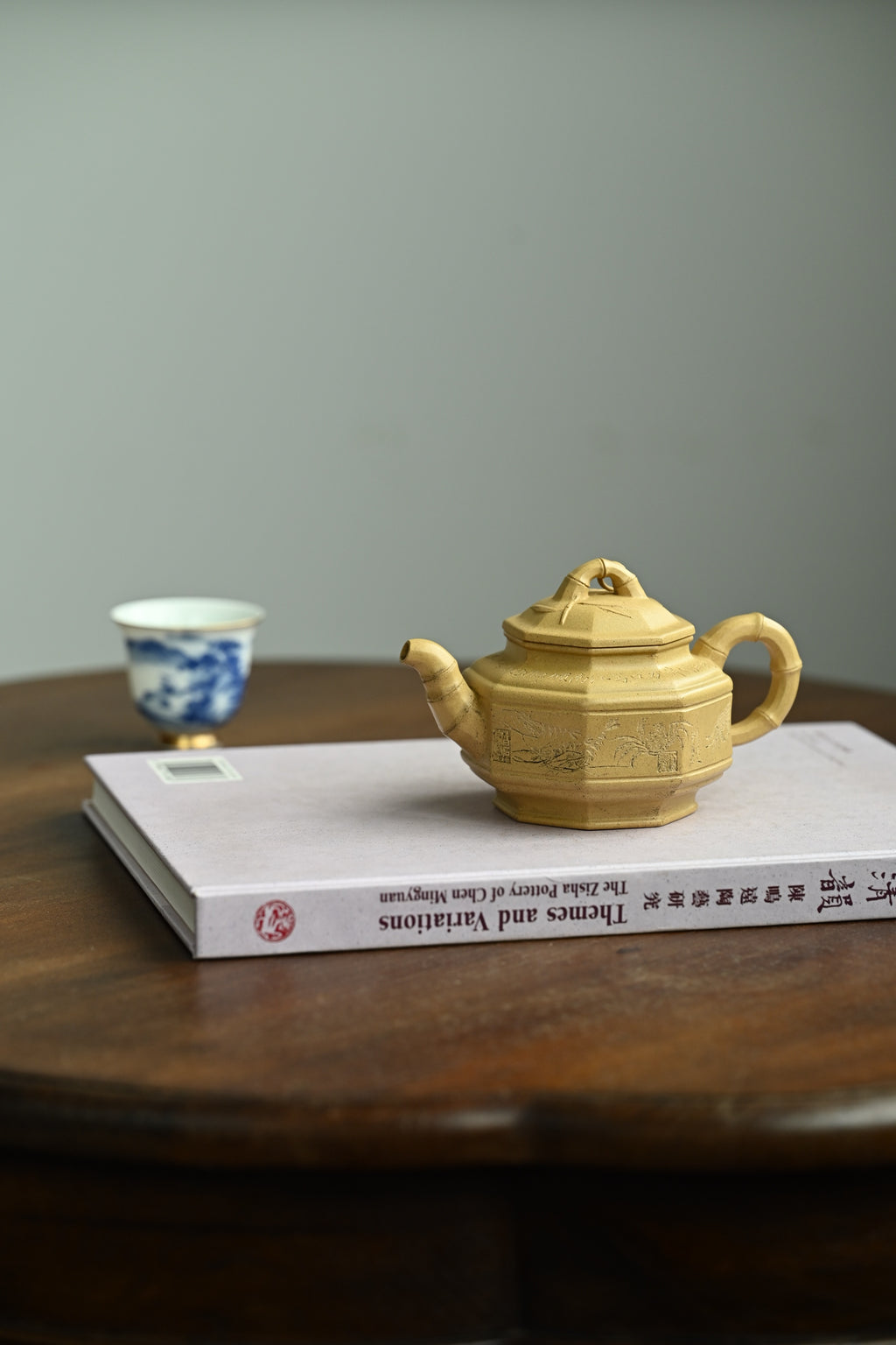 八瓣竹鼓·全手工/容量230cc/原矿段泥 壶的立面筋线，自下而上贯通，与嘴、把沟通而浑成一体